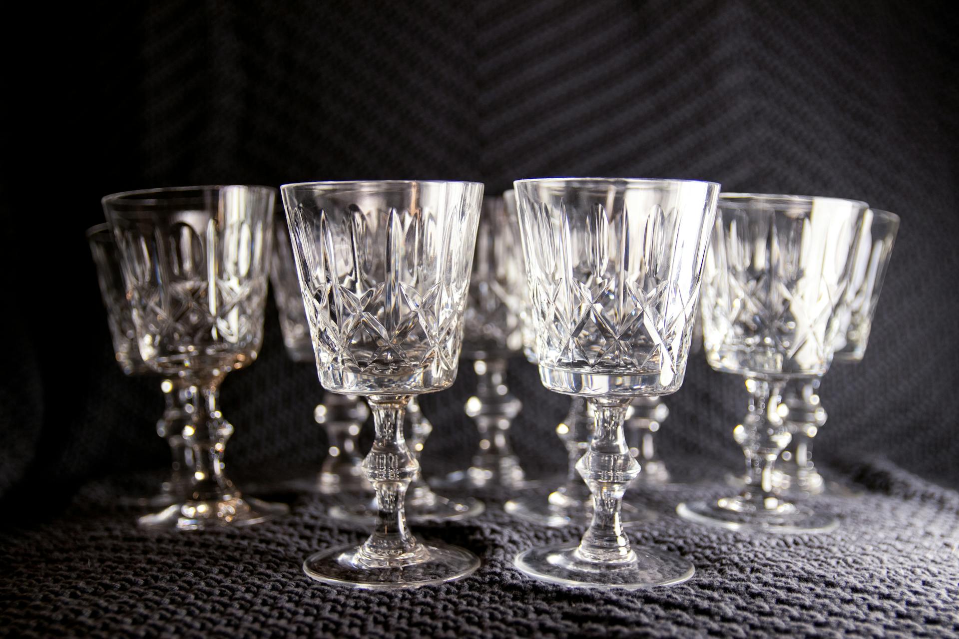 Un ensemble de verres en cristal | Source : Pexels