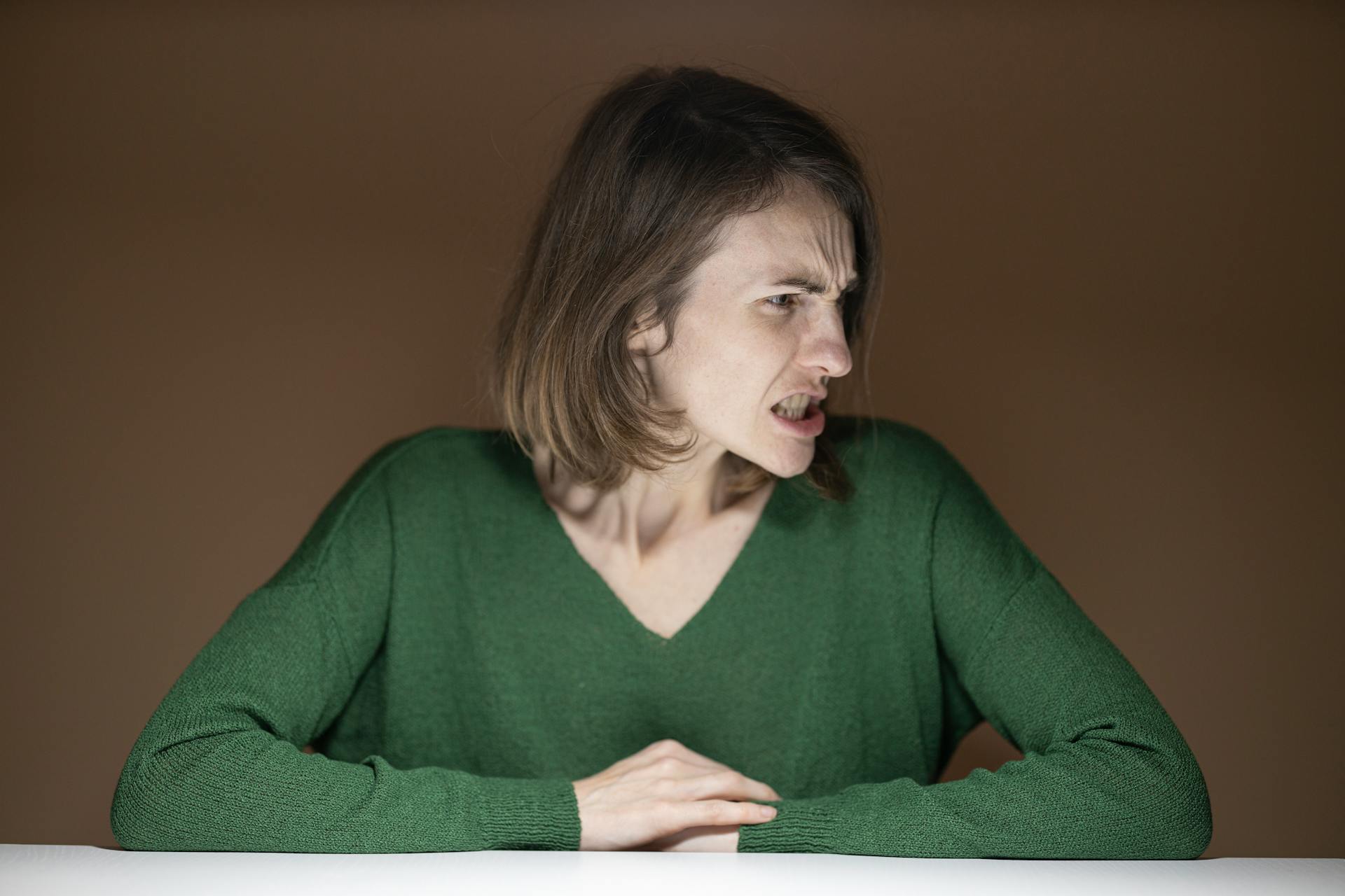 Une femme en colère qui regarde de côté | Source : Pexels