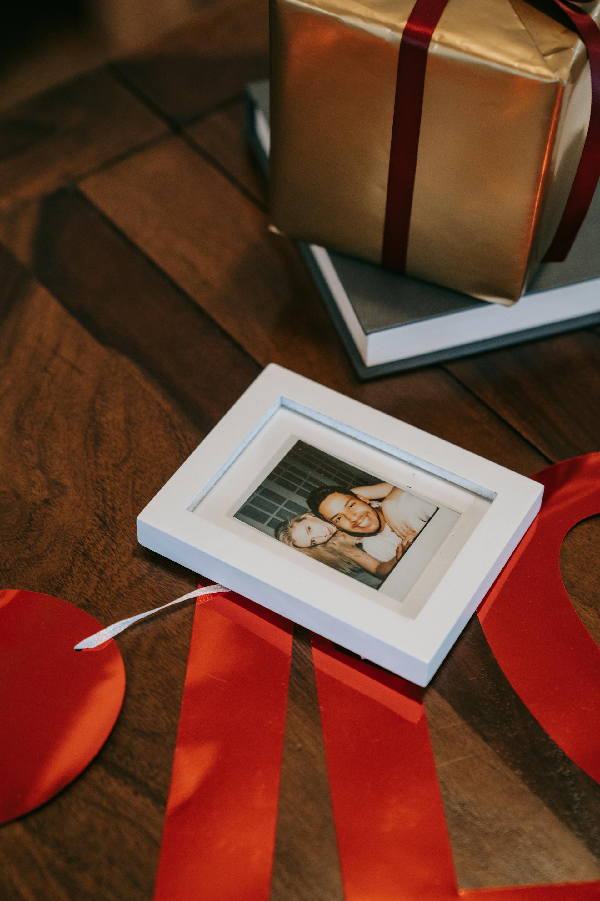 Un cadre photo posé sur une table | Source : Pexels