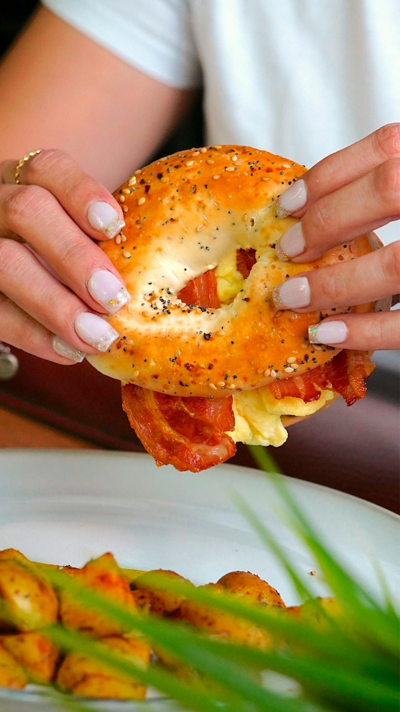 Une femme mangeant un sandwich | Source : Pexels