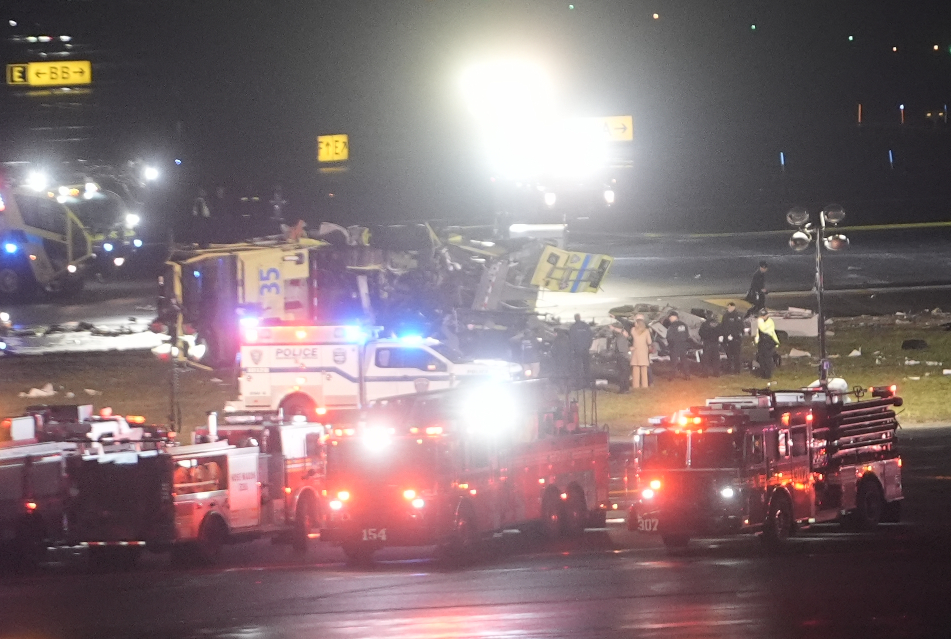 Les conséquences de la collision entre un avion et un camion de pompiers à l'aéroport LaGuardia. | Source : Getty Images