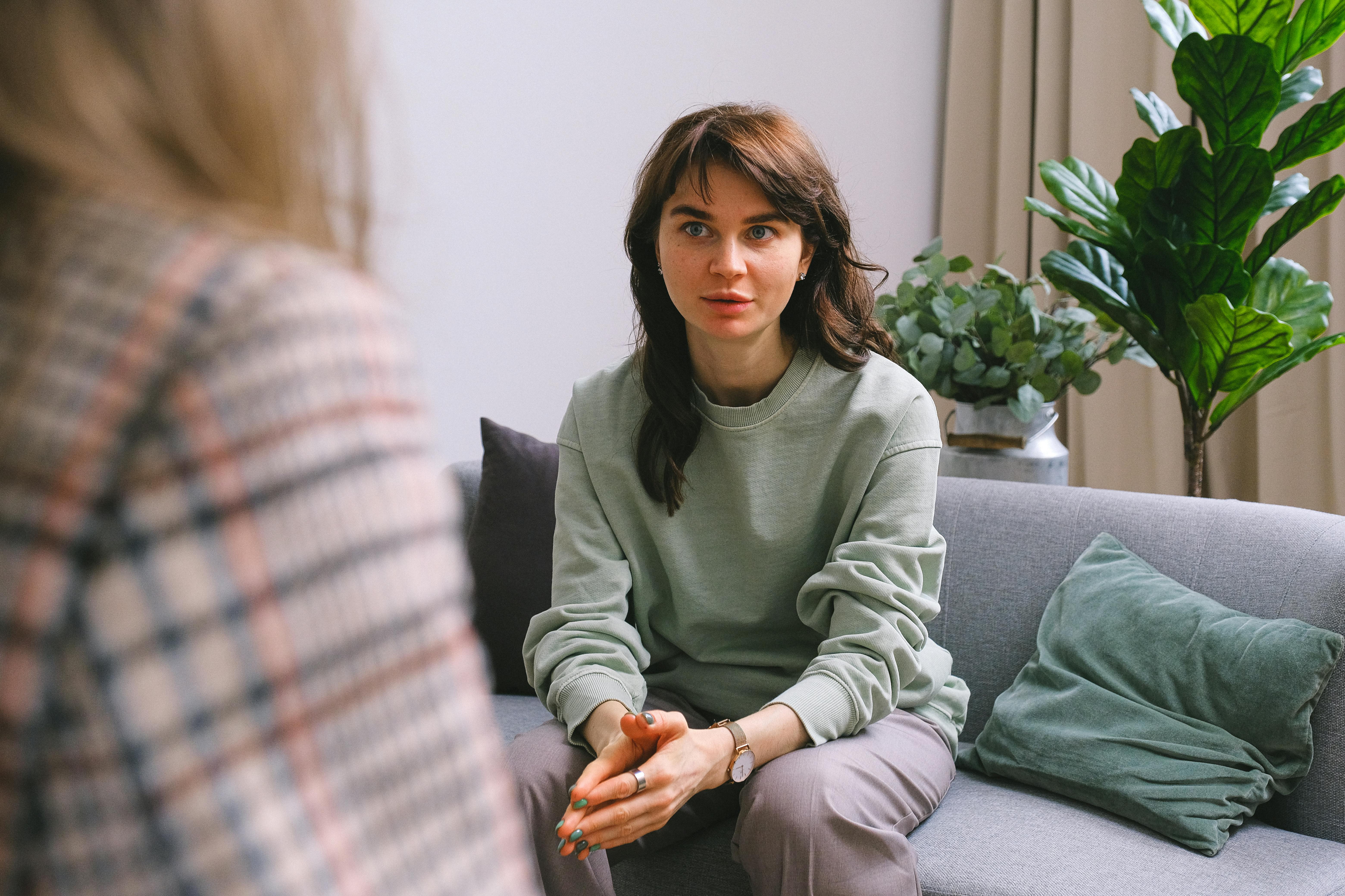 Une femme qui parle à quelqu'un | Source : Pexels