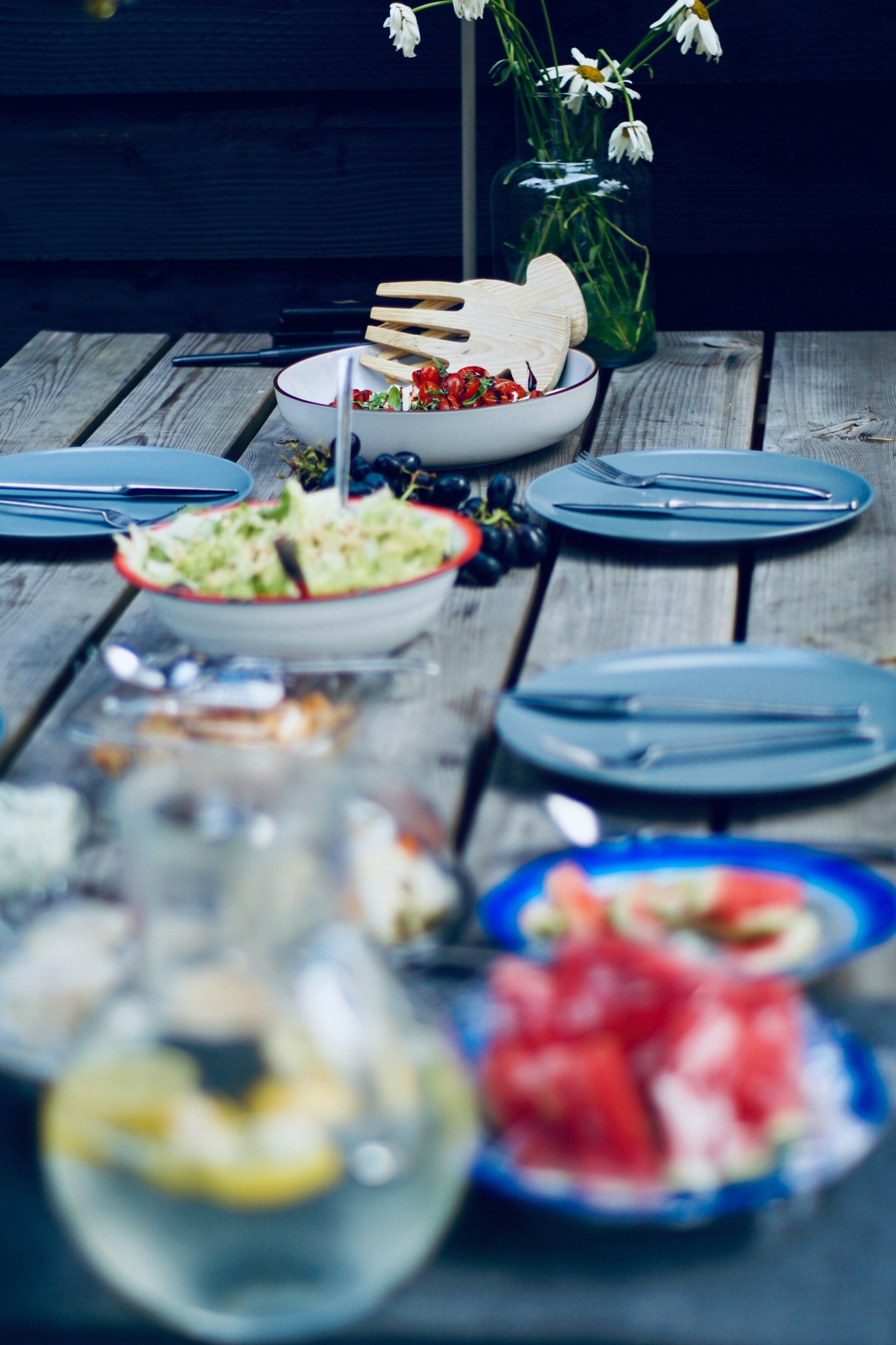 Assiettes et nourriture sur une table | Source : Unsplash
