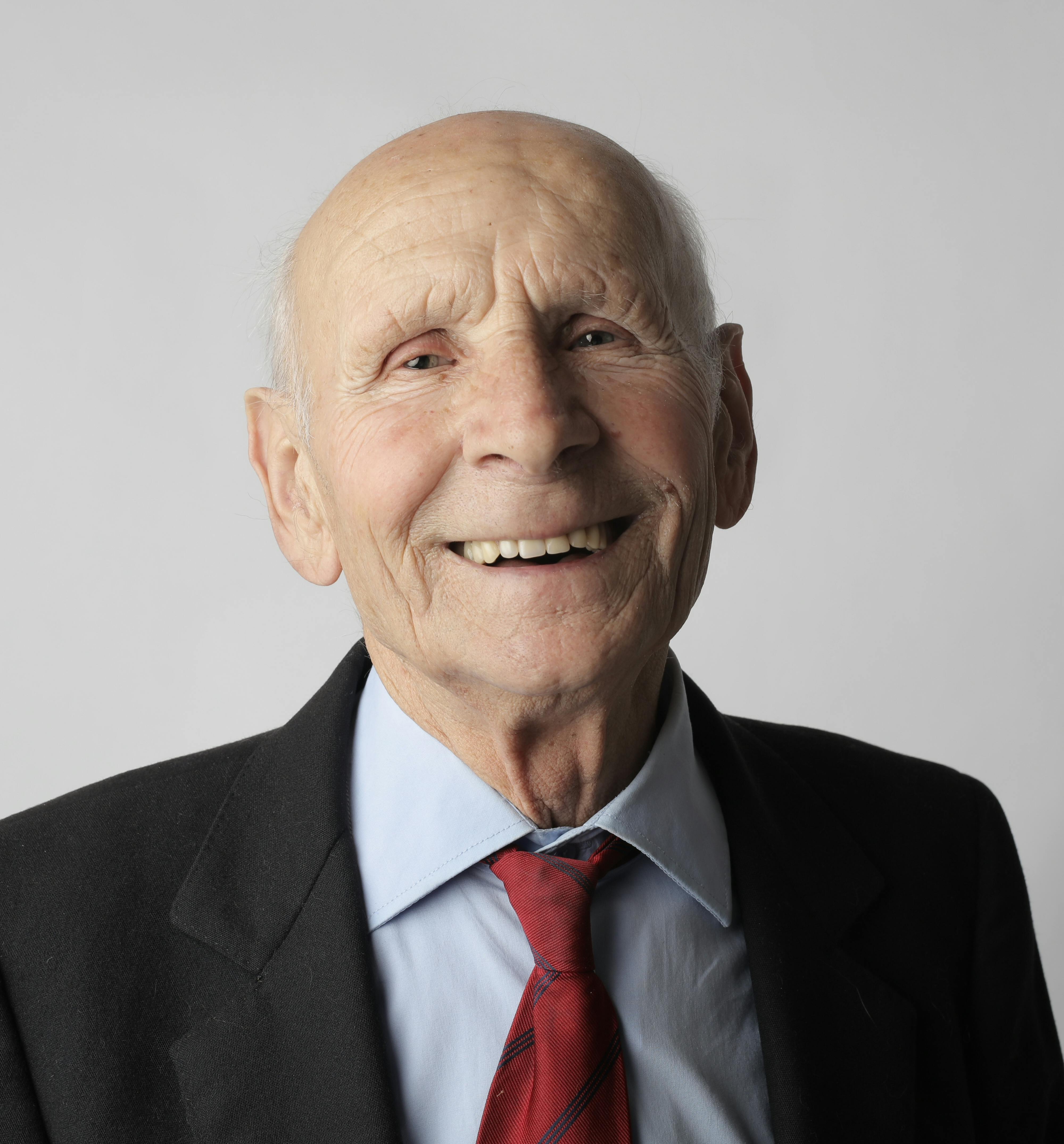 Un homme âgé souriant | Source : Pexels