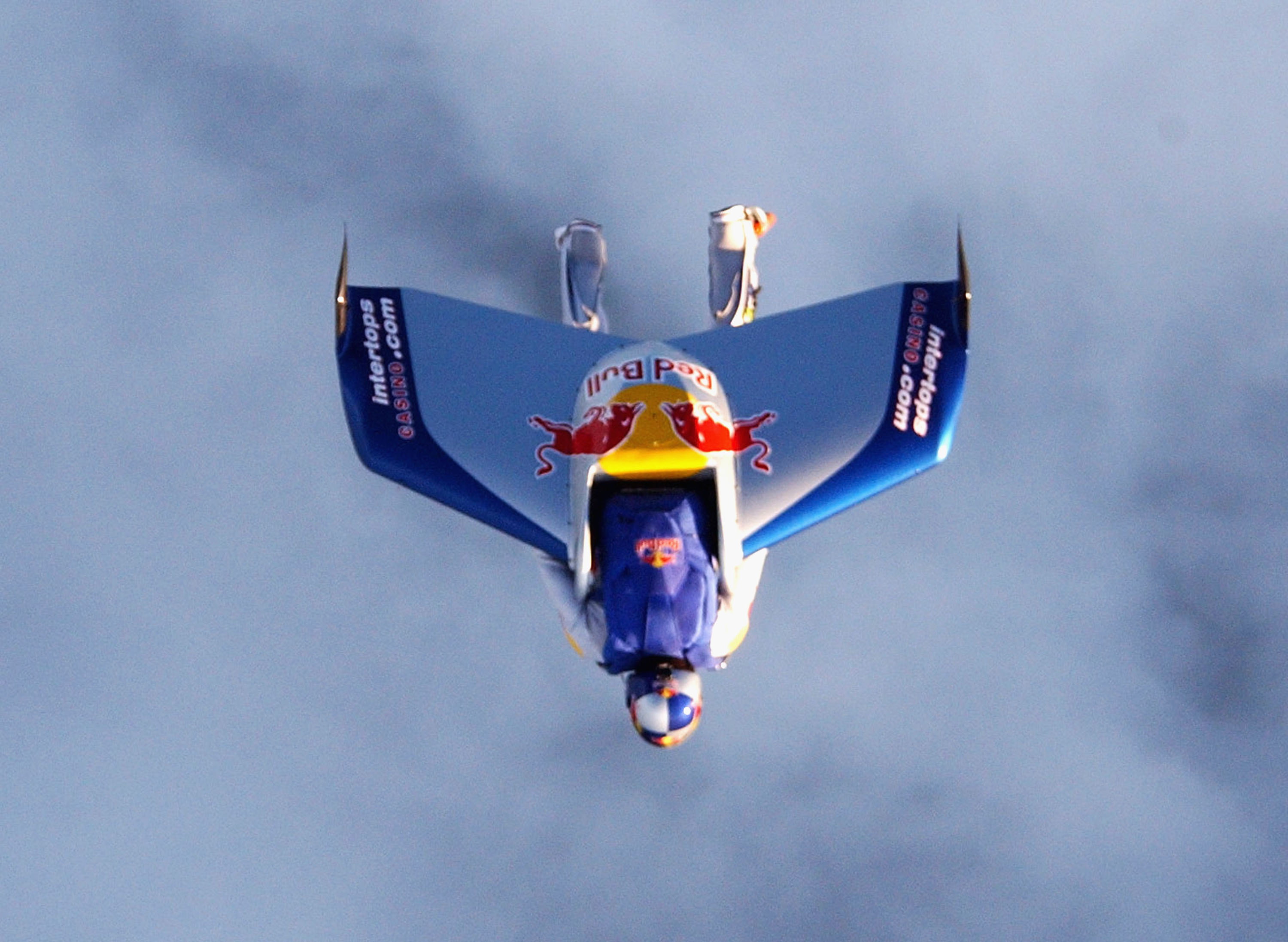 Sur cette photo, Felix Baumgartner est photographié en vol au-dessus de Douvres le 31 juillet 2003. Baumgartner est devenu le premier homme à franchir en parachute le détroit entre l'Angleterre et la France, en chute libre depuis 9 000 mètres d'altitude, par une température de moins 55 degrés, avec pour seuls équipements une aile en fibre de carbone de 1,80 mètre et son parachute I Source : Getty Images