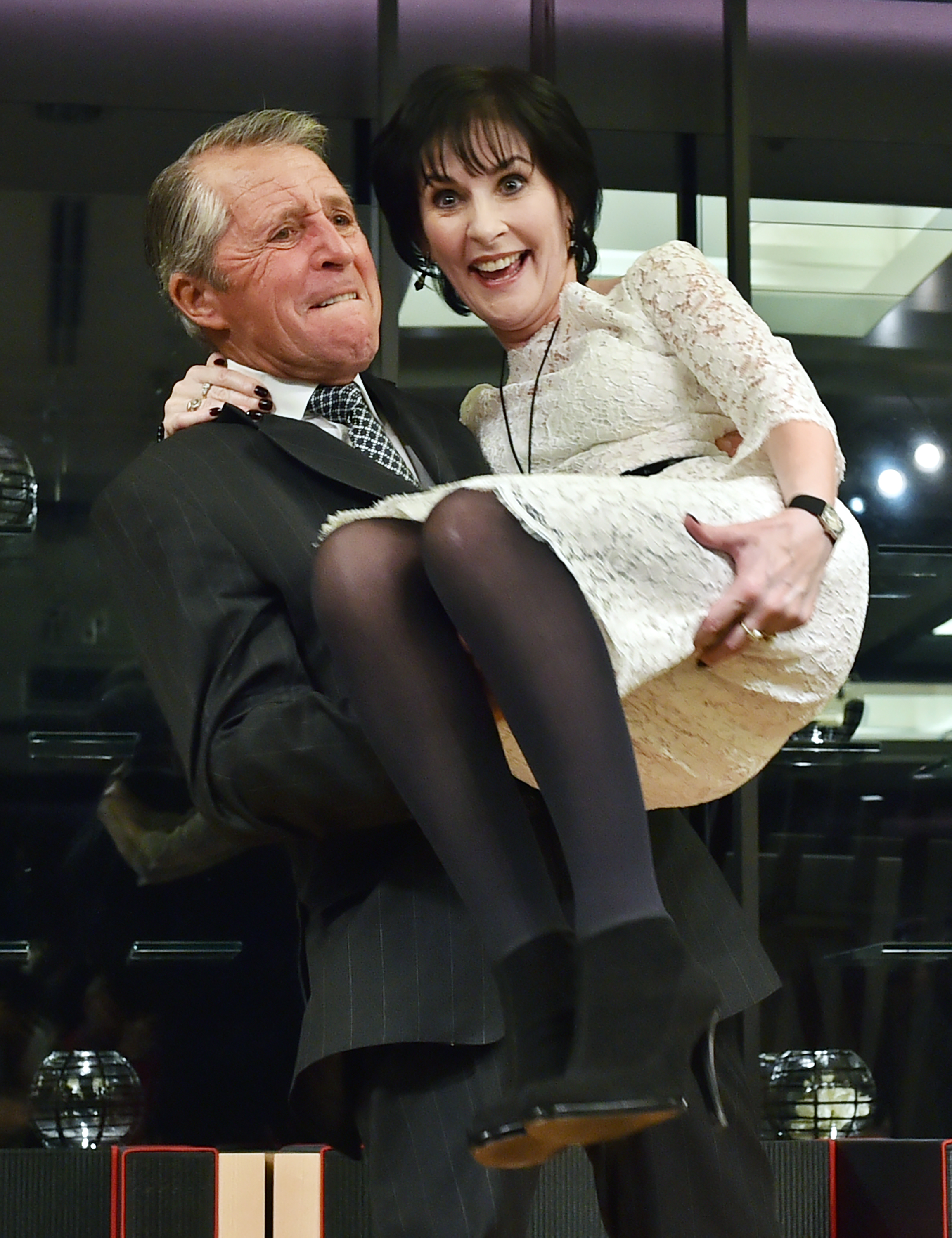 L'ancien golfeur professionnel Gary Player tenant dans ses bras l'auteur-compositeur-interprète irlandais après une conférence de presse à Tokyo, le 20 mars 2016. | Source : Getty Images