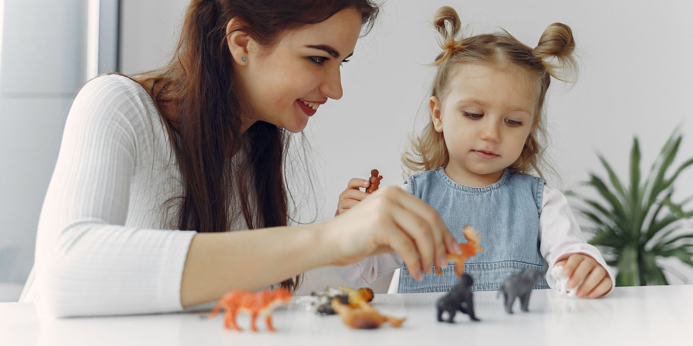 Une femme qui joue avec une petite fille | Source : Pexels