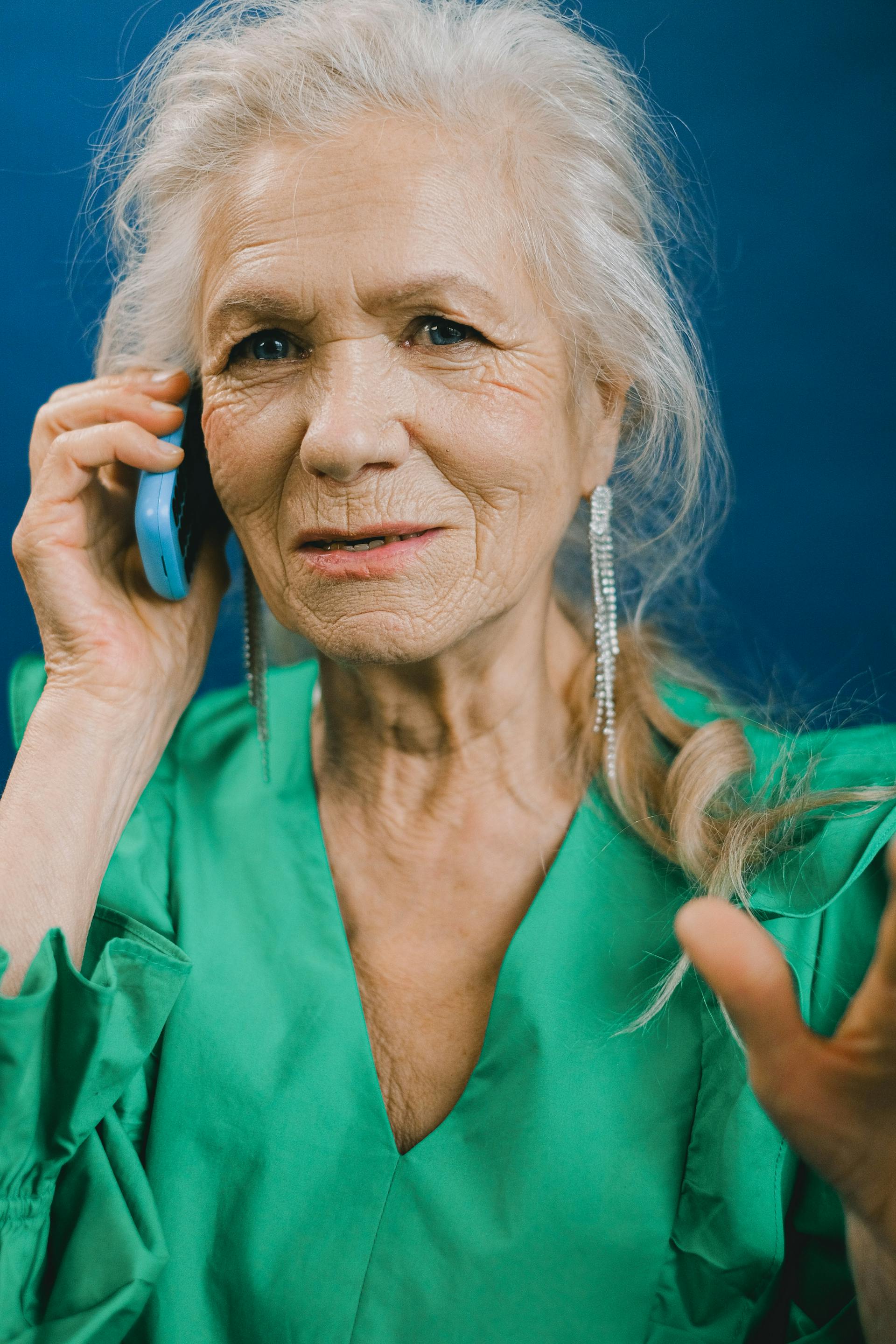 Une femme âgée qui parle au téléphone | Source : Pexels