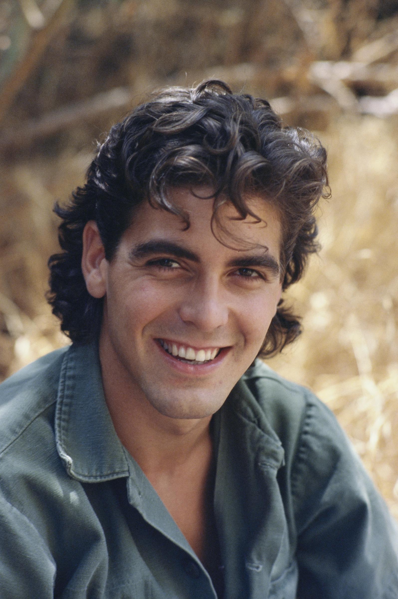 Un George Clooney au visage frais pose lors d'une séance photos à Los Angeles, capturé au tout début de sa carrière — bien avant qu'il ne devienne une star mondiale.