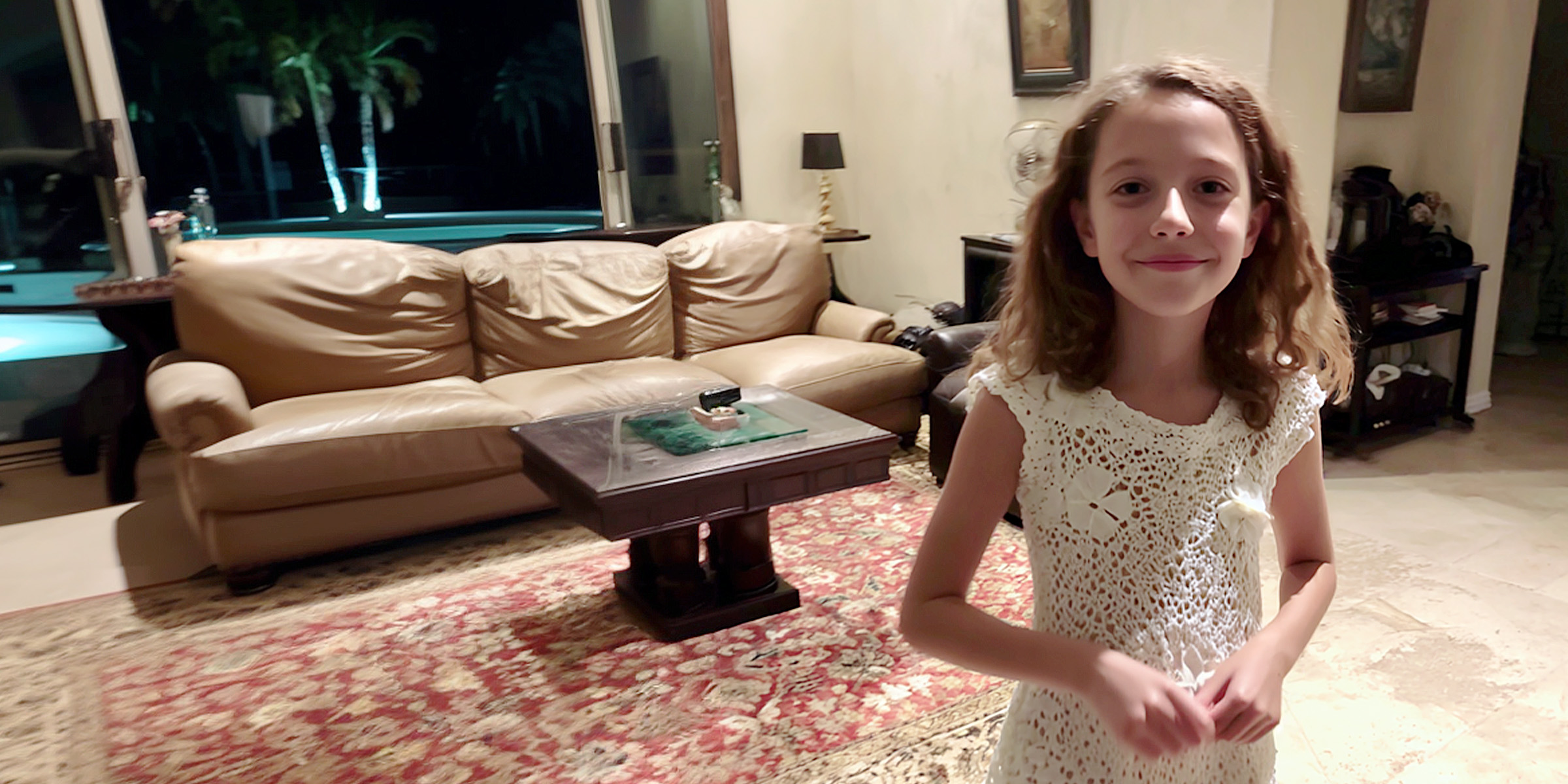 Une jeune fille dans une robe tricotée | Source : The Celebritist