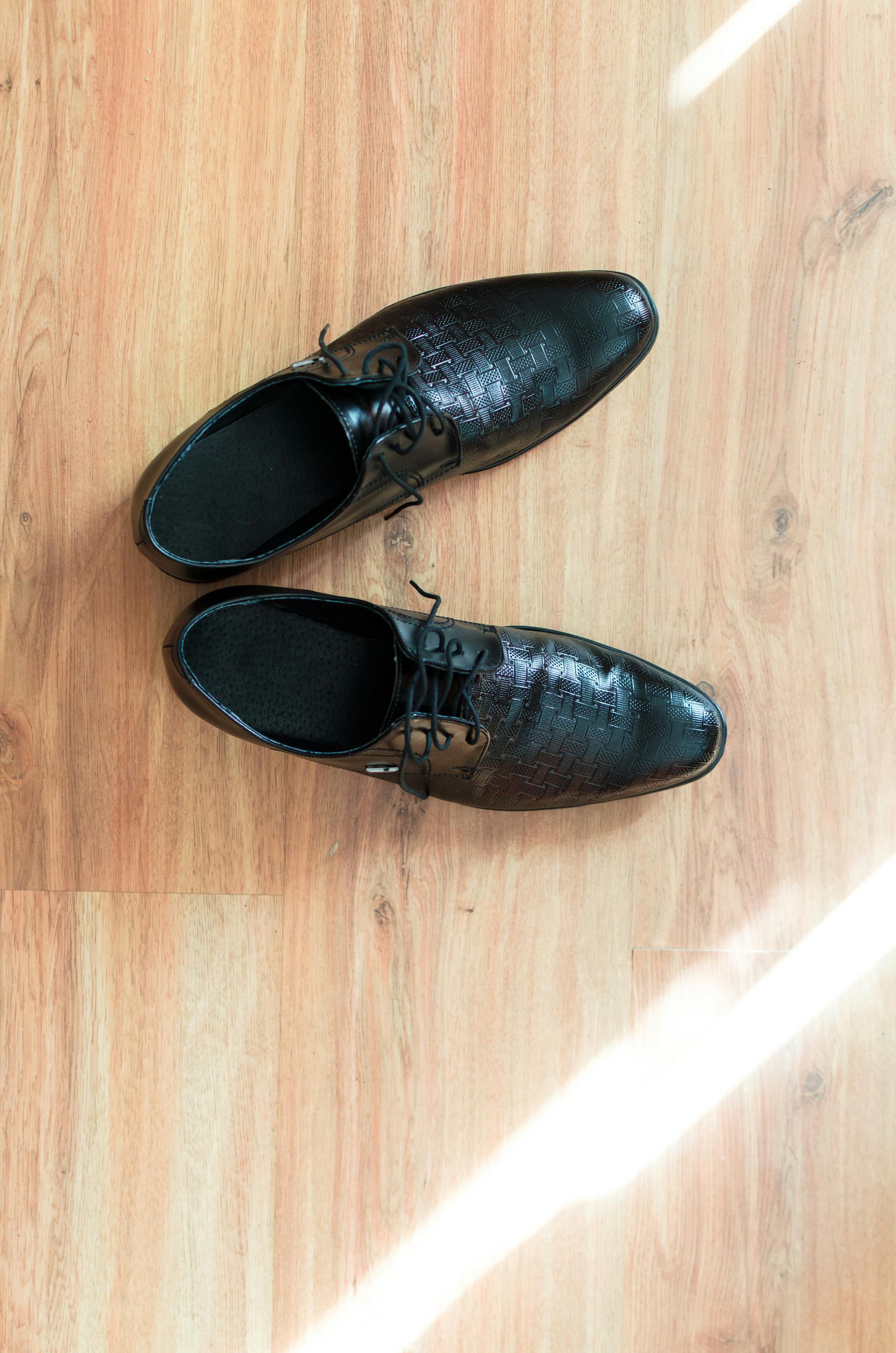 Une paire de chaussures en cuir noir pour homme | Source : Pexels