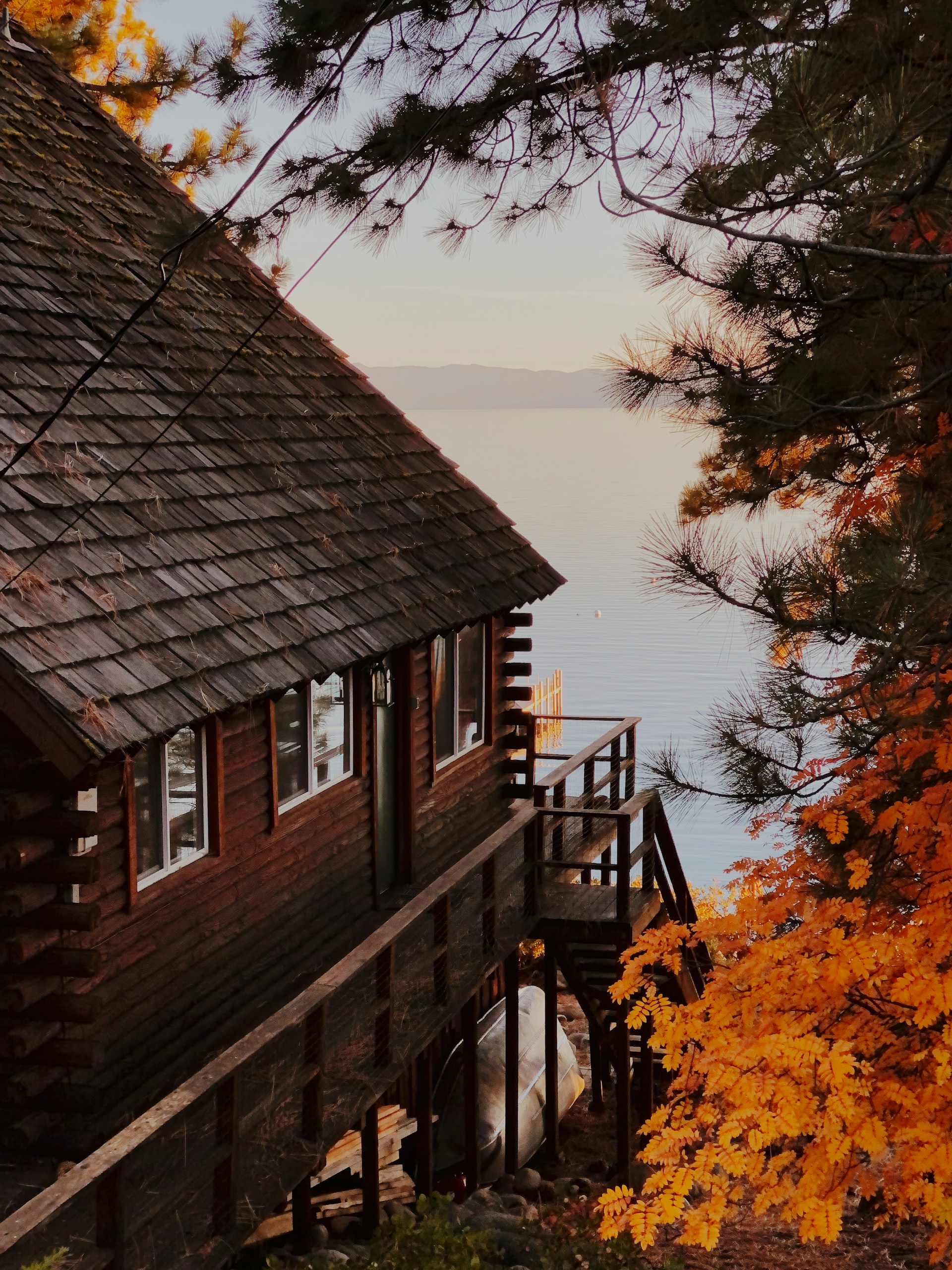 Une maison au bord du lac | Source : Unsplash