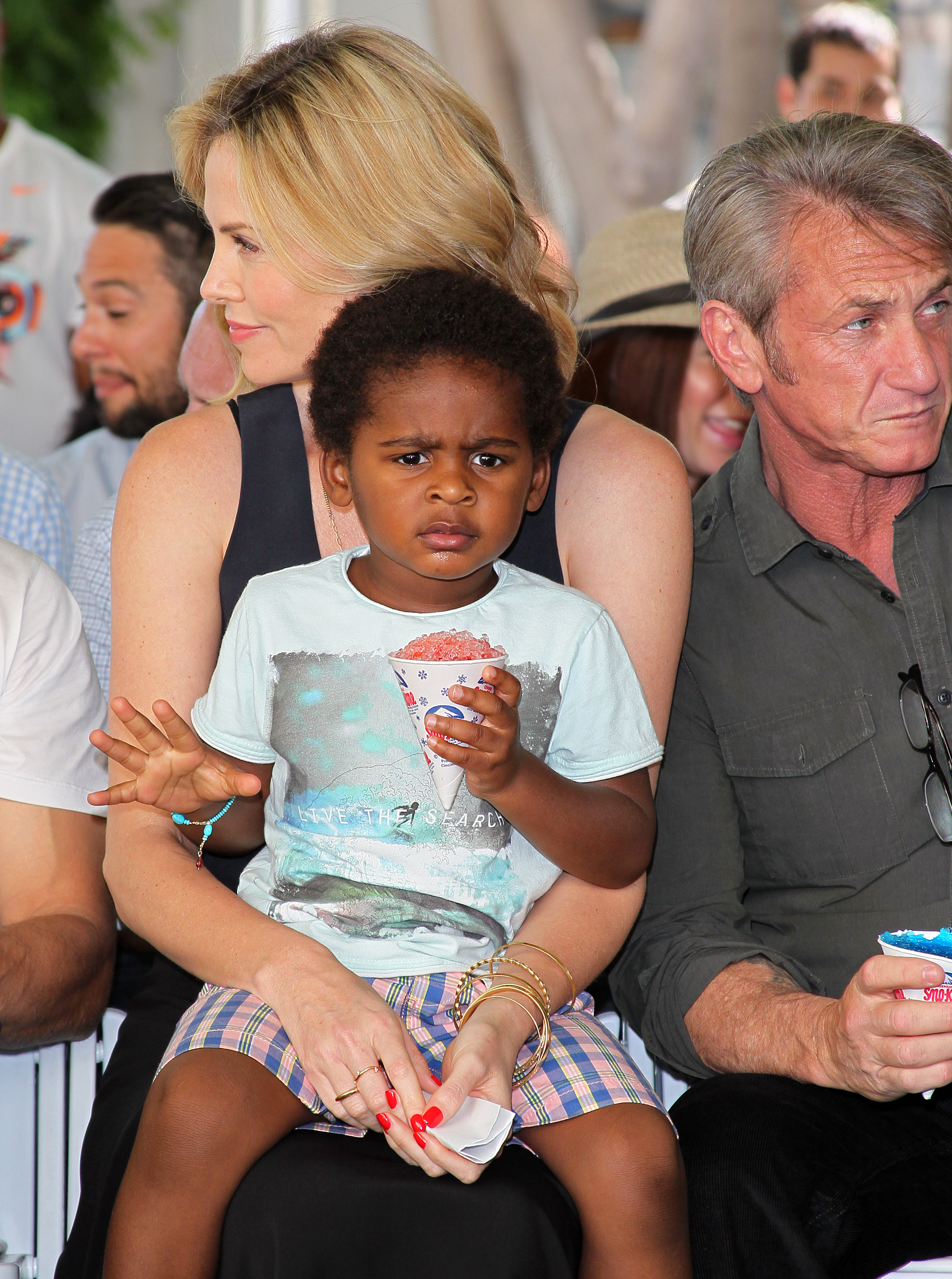 Charlize et Jackson Theron avec Sean Penn assistent à la soirée GenerationOn West Coast Block Party le 18 avril 2015 | Source : Getty Images