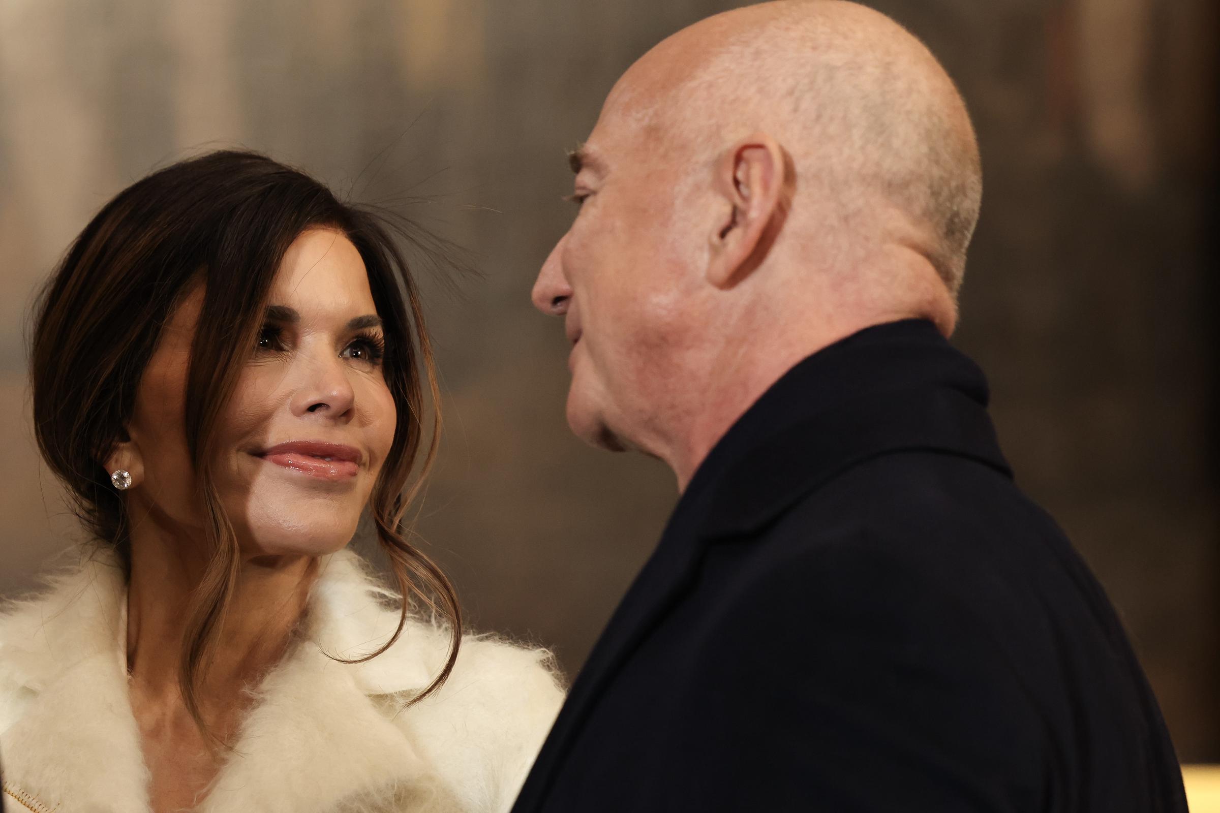 Lauren Sánchez et Jeff Bezos photographiés après avoir assisté aux cérémonies d'inauguration au Capitole des États-Unis le 20 janvier 2025, à Washington, DC | Source : Getty Images