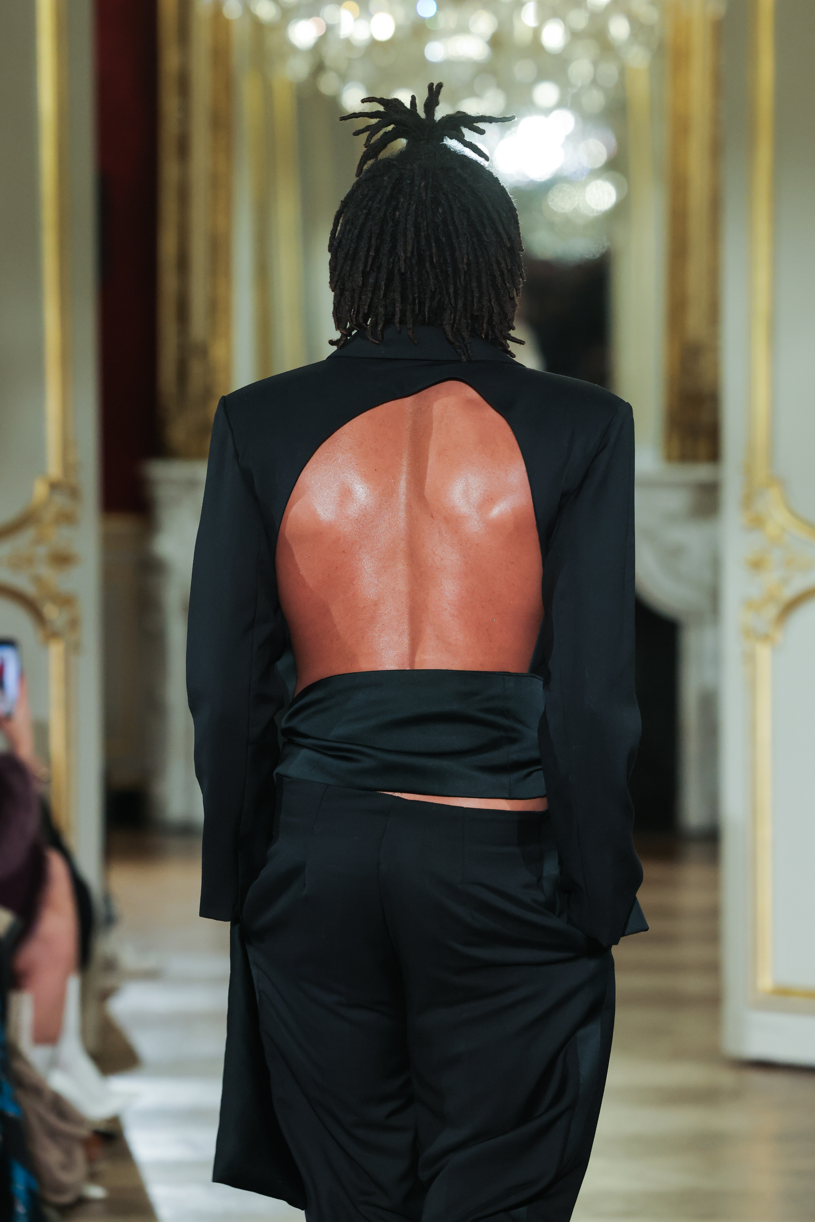 Henry Samuel marche sur le podium lors du défilé Lena Erziak Haute Couture Printemps-Été 2025 dans le cadre de la semaine de la mode de Paris à l'hôtel Le Marois, le 28 janvier 2025, à Paris, en France. | Source : Getty Images
