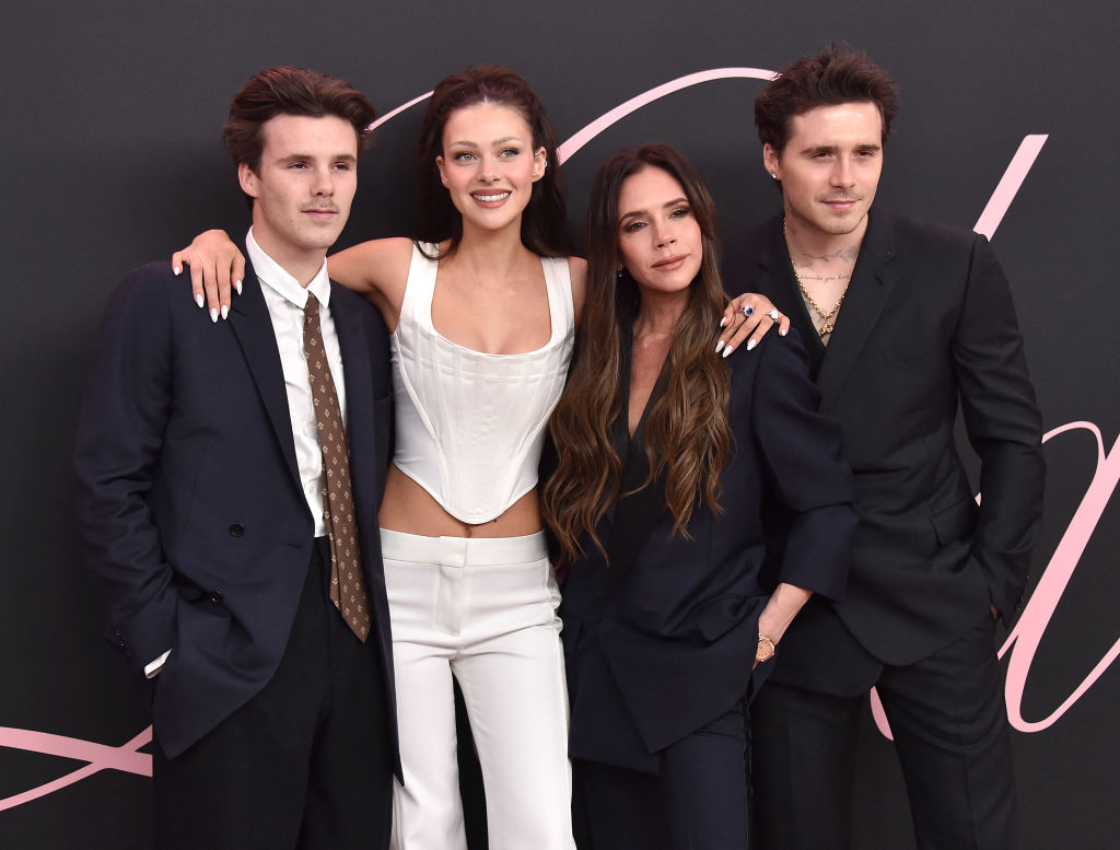 L'ancien mannequin britannique Brooklyn Beckham, la créatrice de mode et chanteuse britannique Victoria Beckham, l'actrice américaine Nicola Peltz Beckham et le chanteur britannique Cruz Beckham arrivent à la première du film « Lola » au Bruin Theatre, à Los Angeles, en Californie, le 3 février 2024 I Source : Getty Images