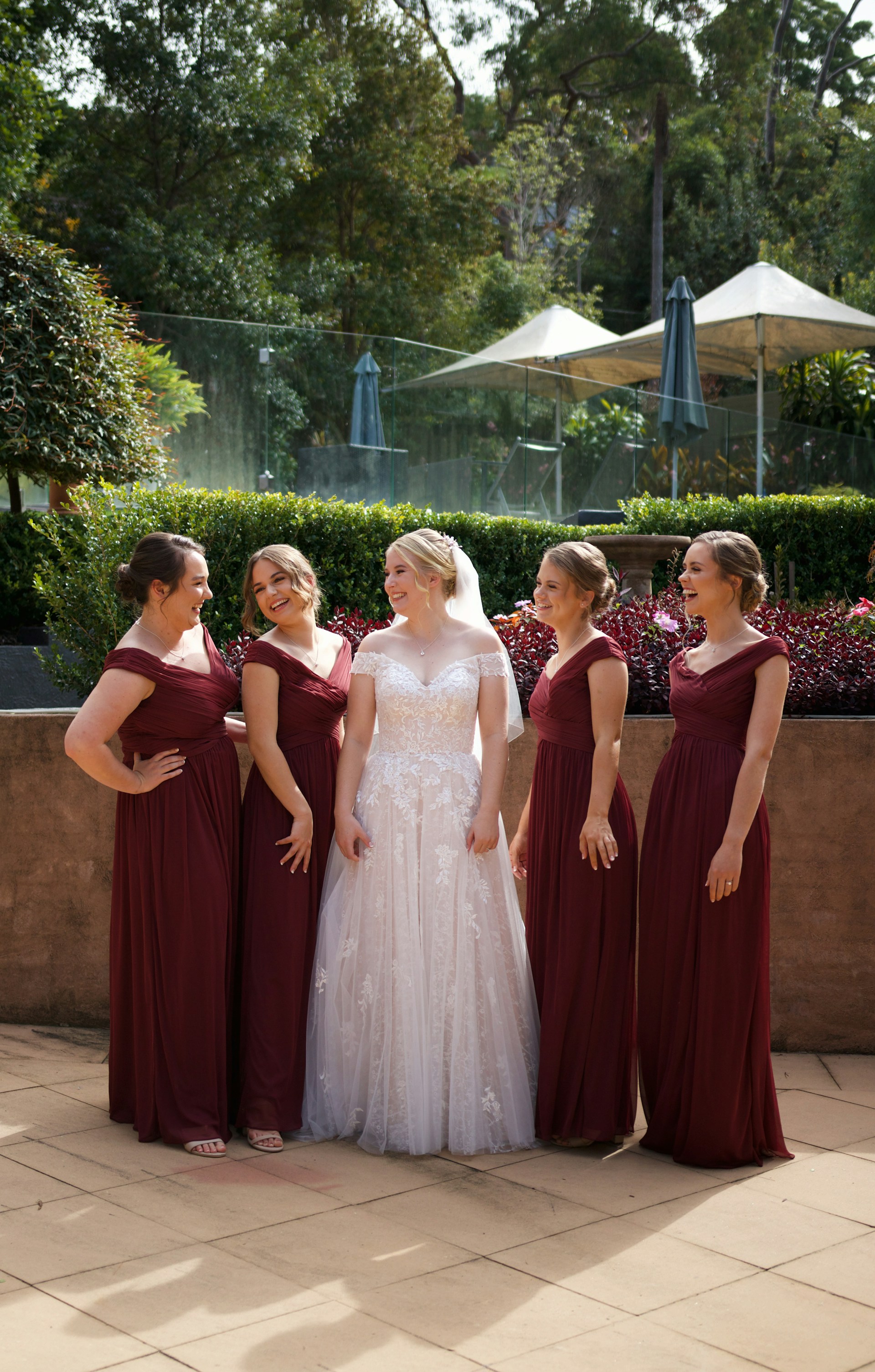 Une mariée debout avec les demoiselles d'honneur | Source : Unsplash