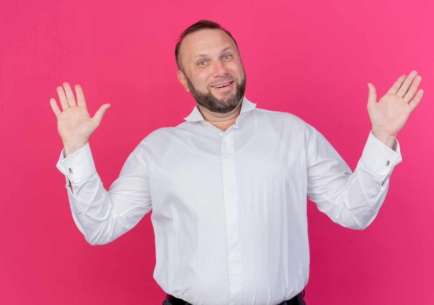 Un homme qui lève les mains pour se défendre | Source : Freepik