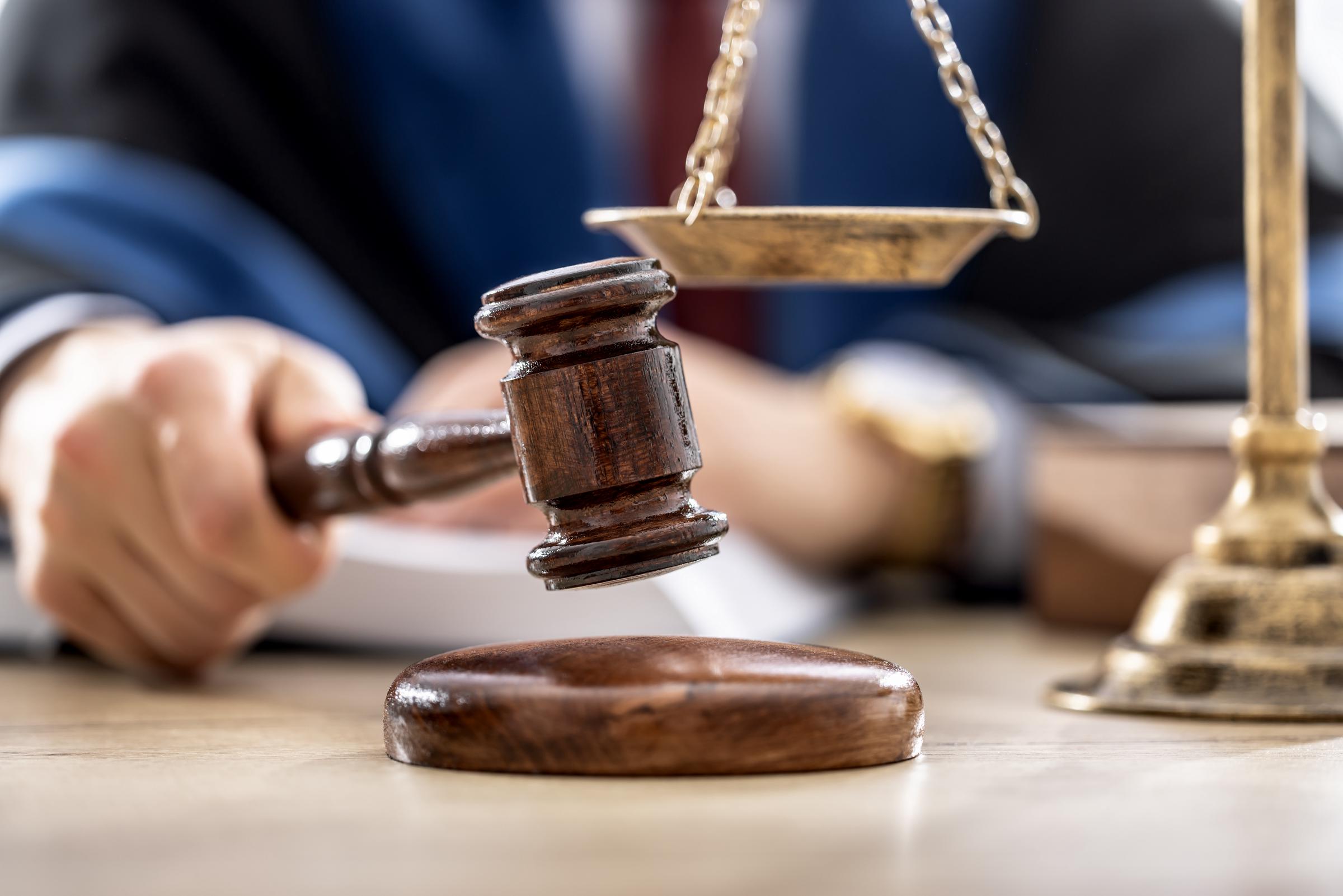 Un juge, un marteau et une balance représentant la justice I Photo d'illustration I Source : Getty Images