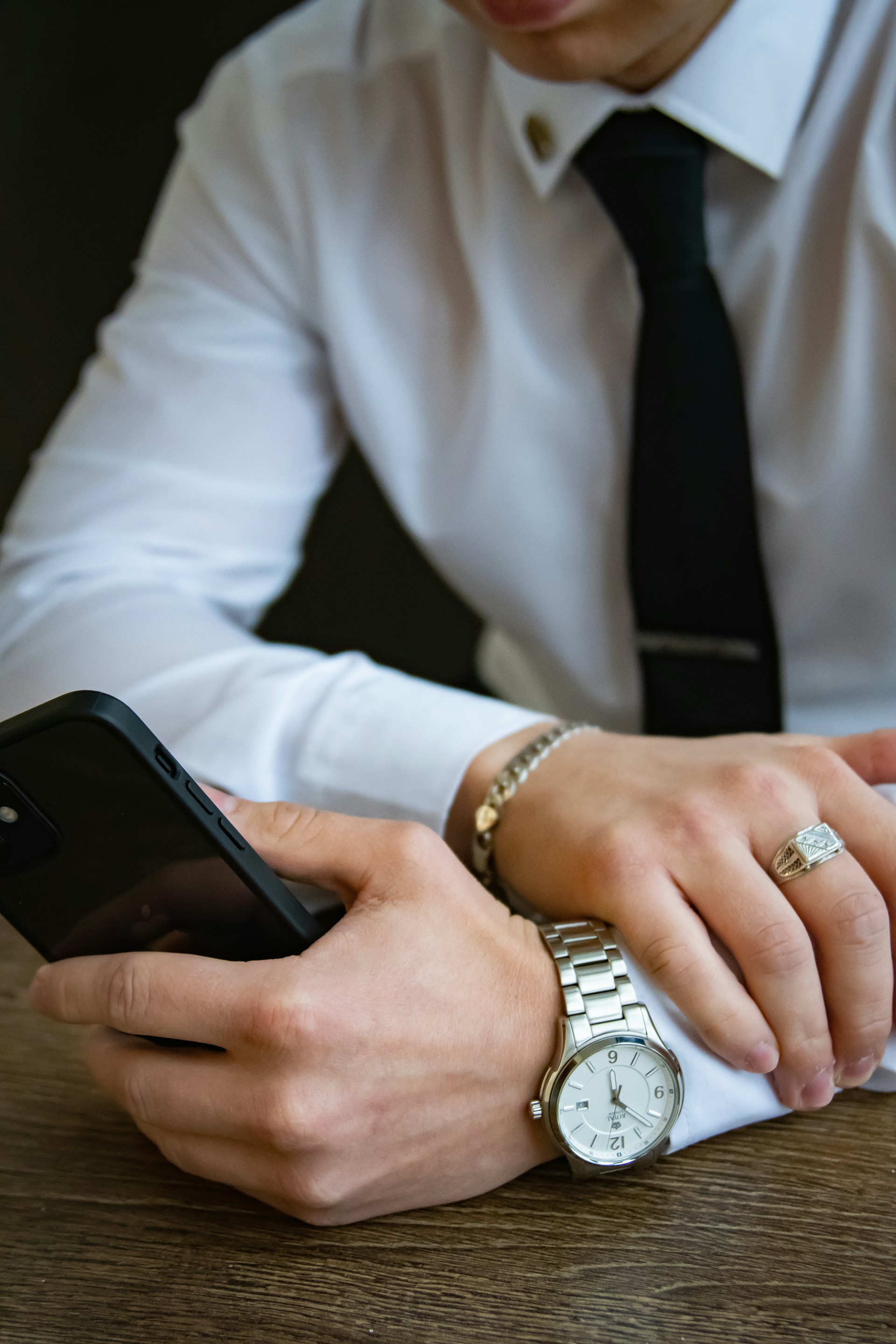 Un homme qui regarde son téléphone | Source : Unsplash