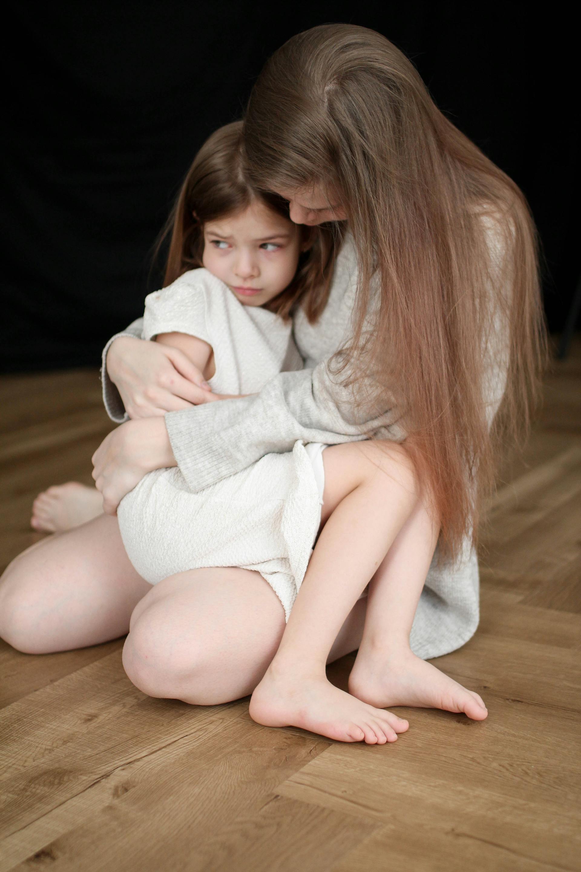 Une femme tenant une petite fille effrayée | Source : Pexels