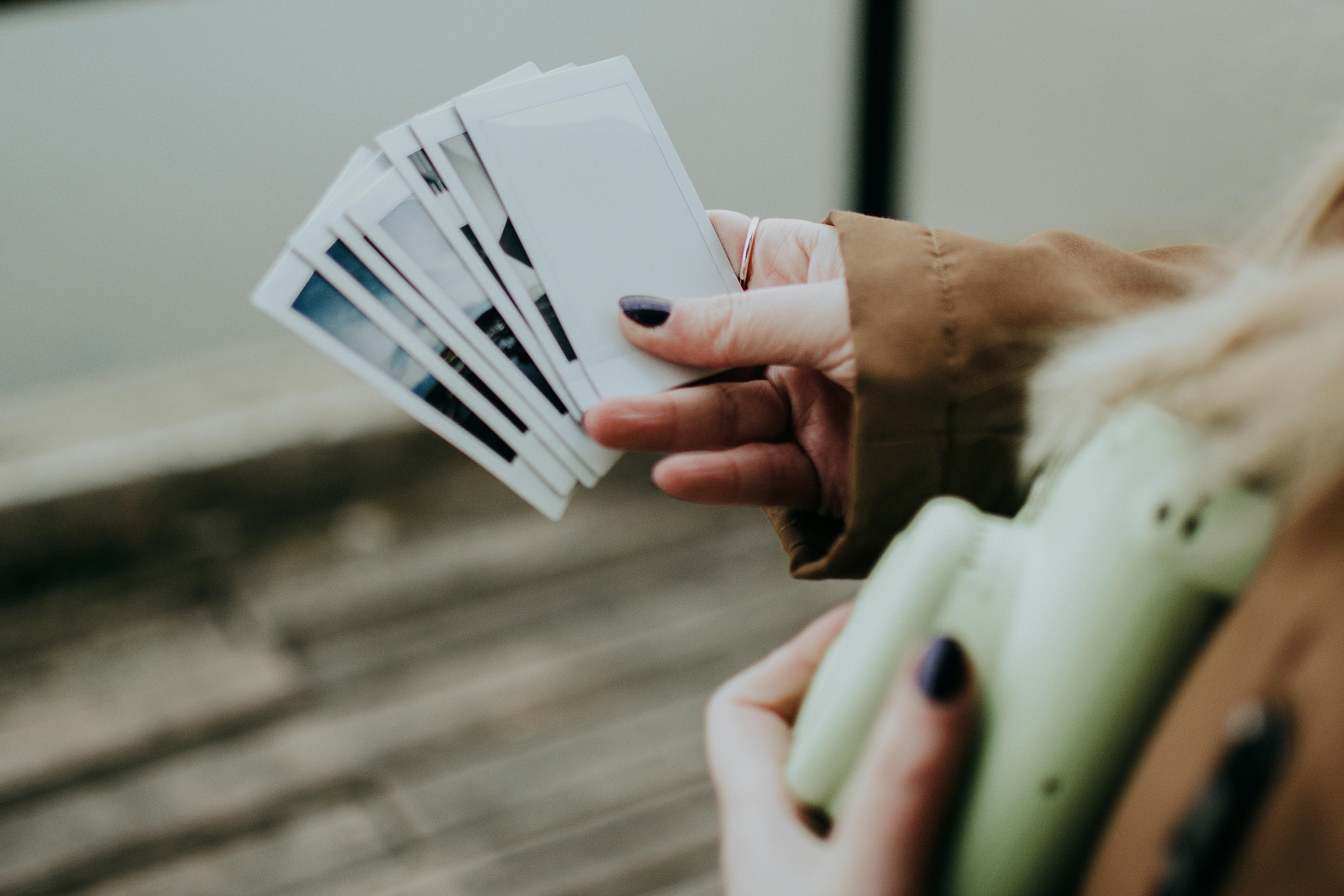 Une personne tenant des photographies | Source  : Pexels