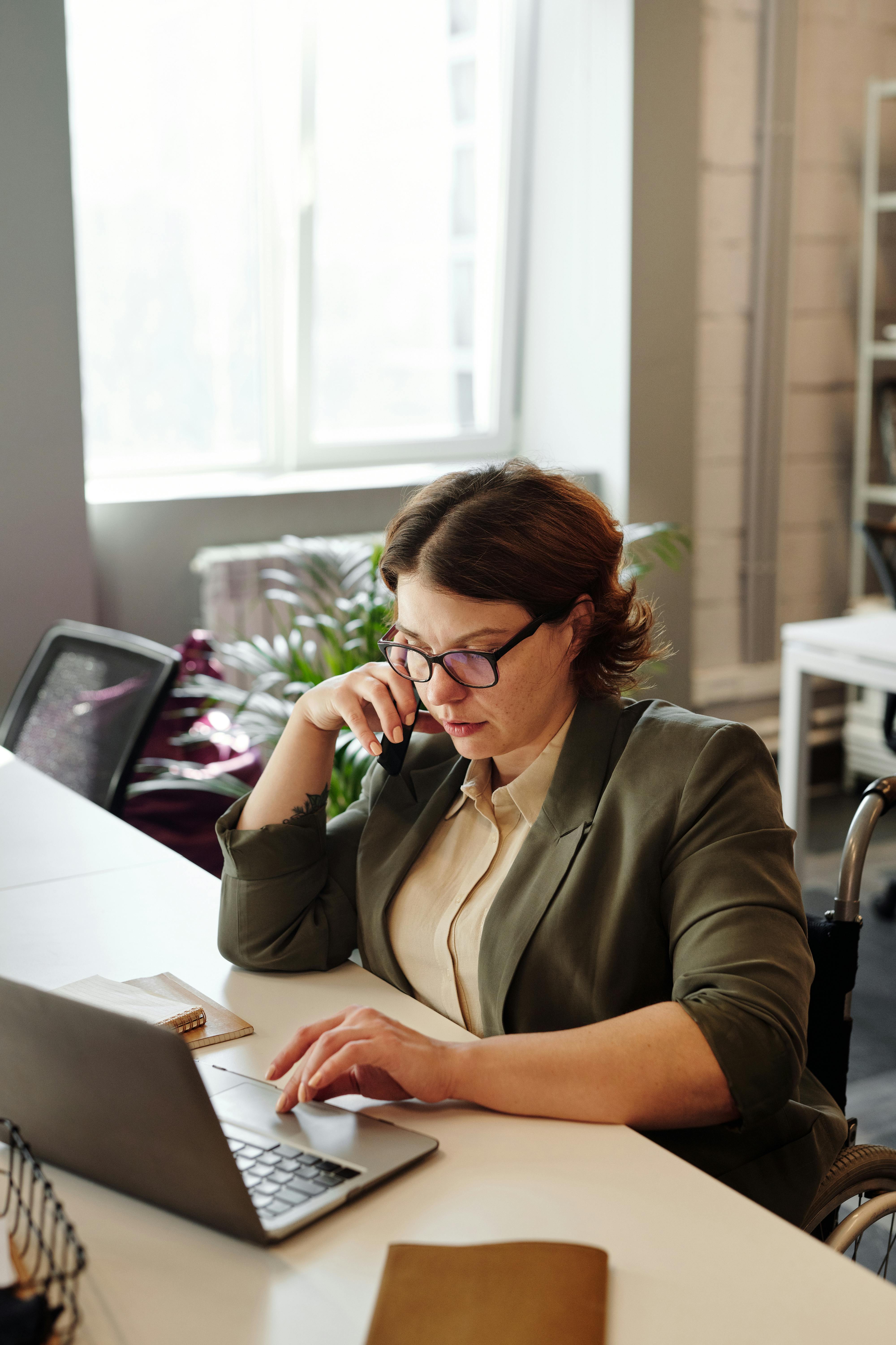 Une femme sérieuse lors d'un appel | Source : Pexels