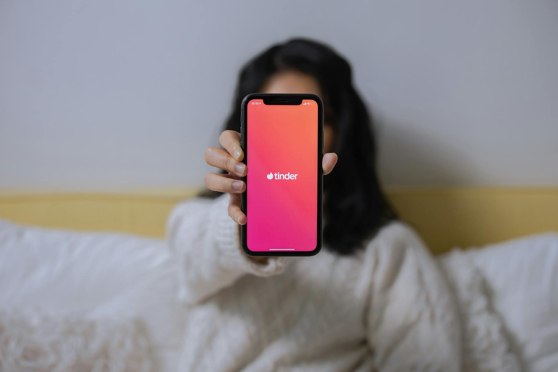 Une personne tenant son téléphone | Source : Pexels