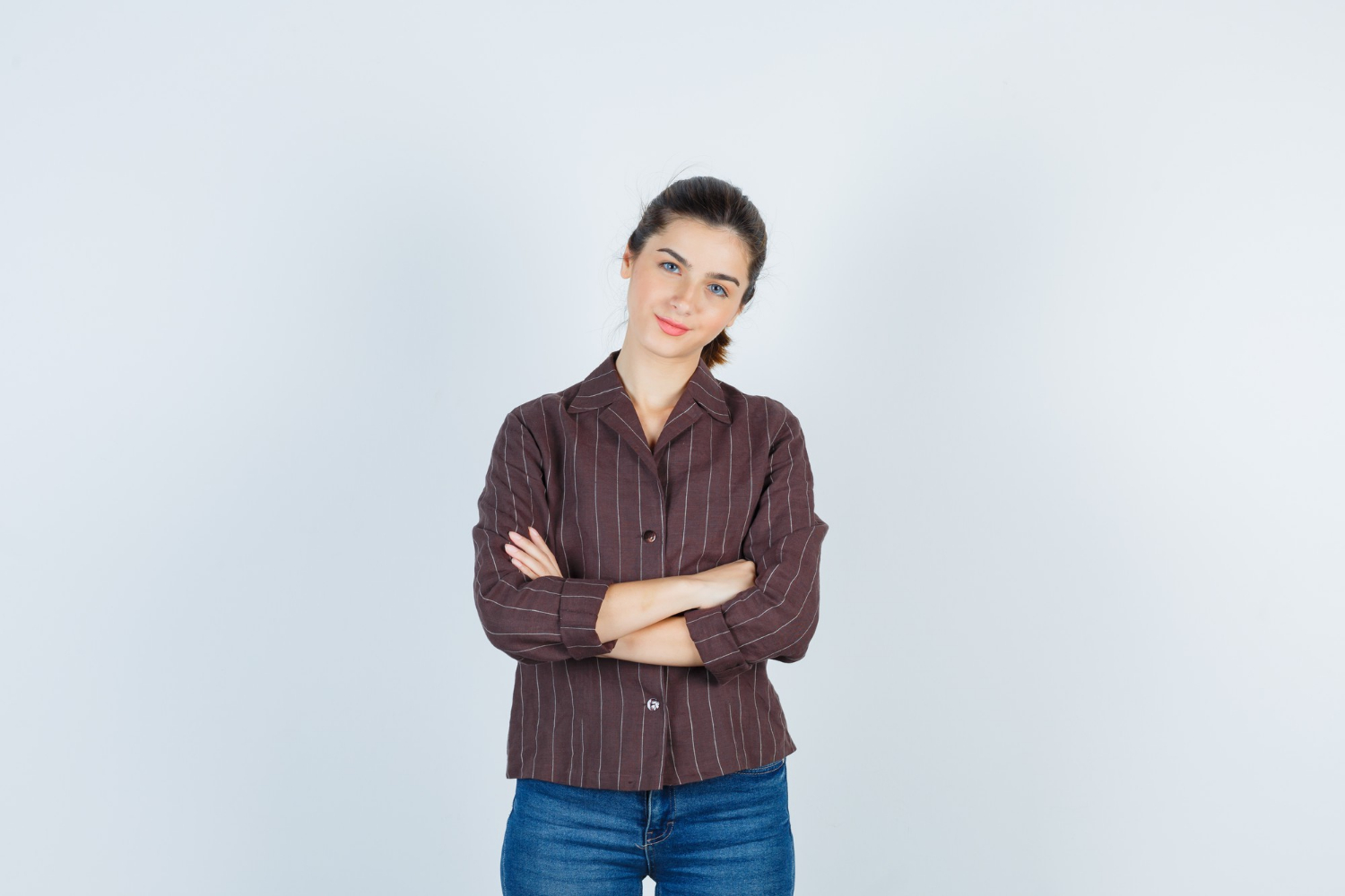 Une femme qui croise les bras | Source: Freepik