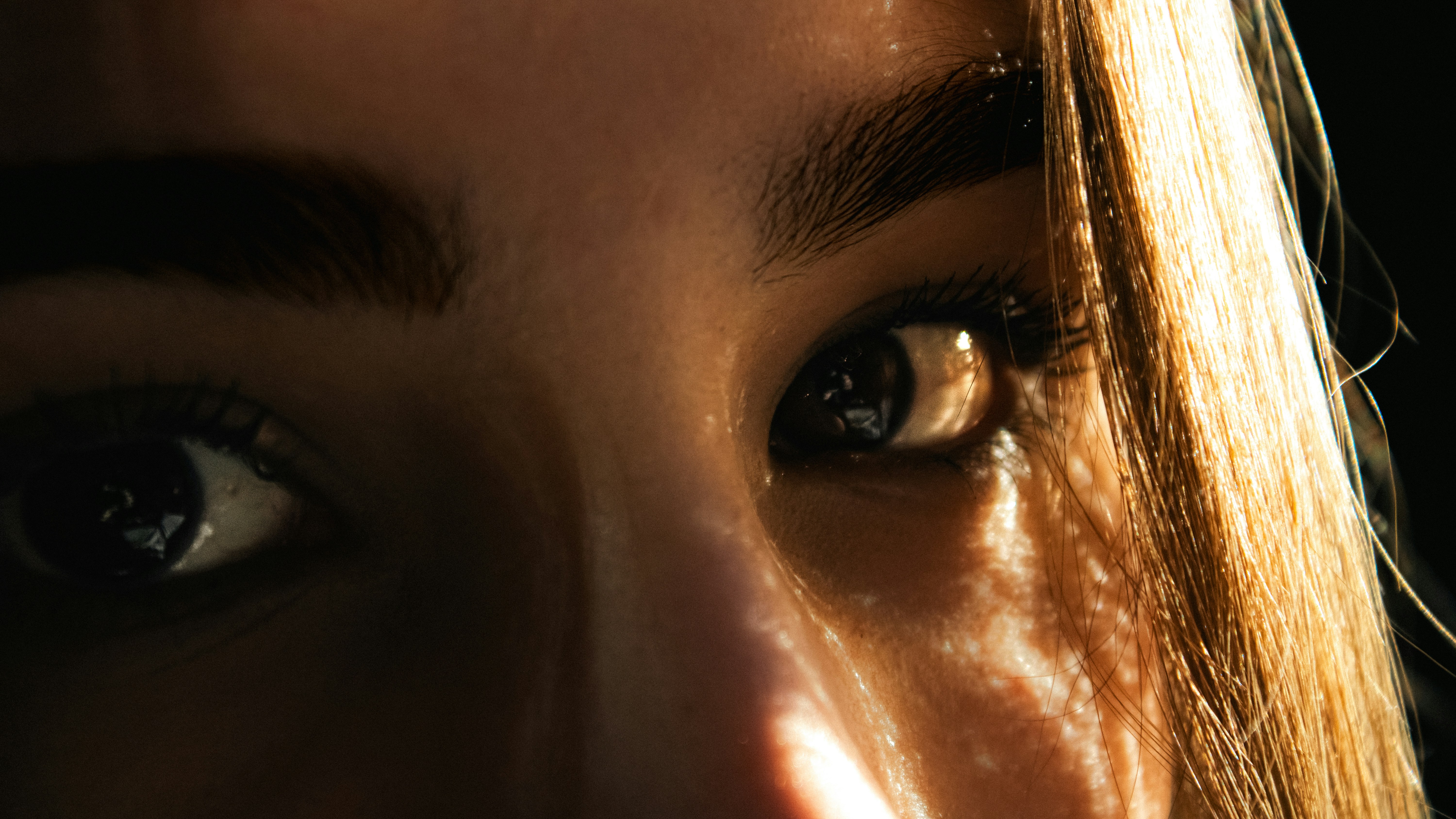 Une femme qui fixe quelque chose avec des yeux écarquillés | Source : Unsplash