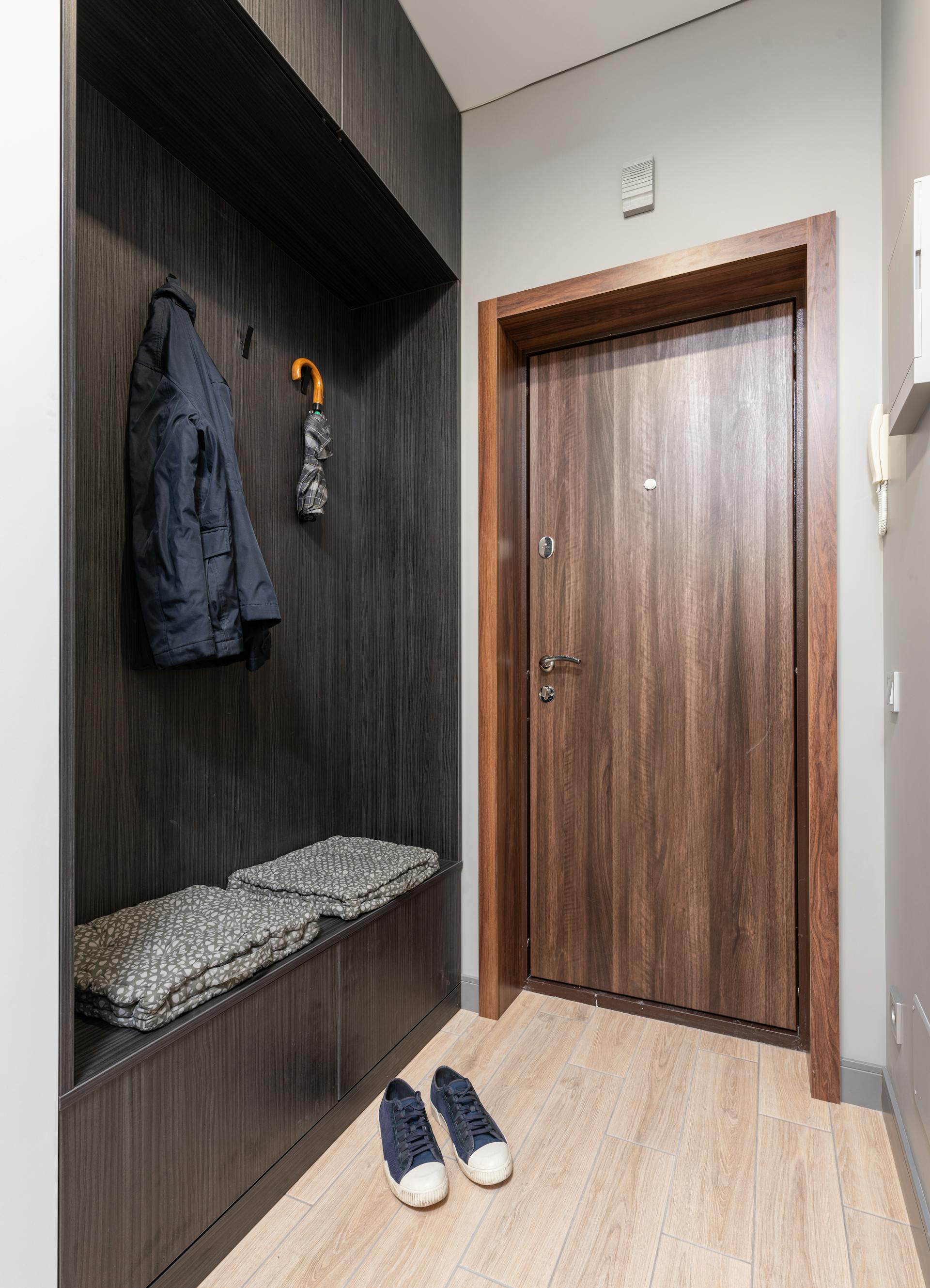 Une veste suspendue à un portemanteau | Source : Pexels
