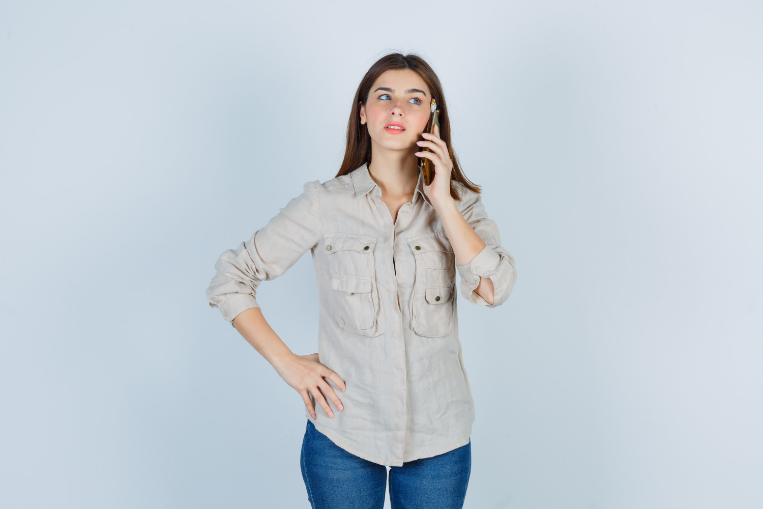 Une femme souriante au téléphone | Source : Freepik