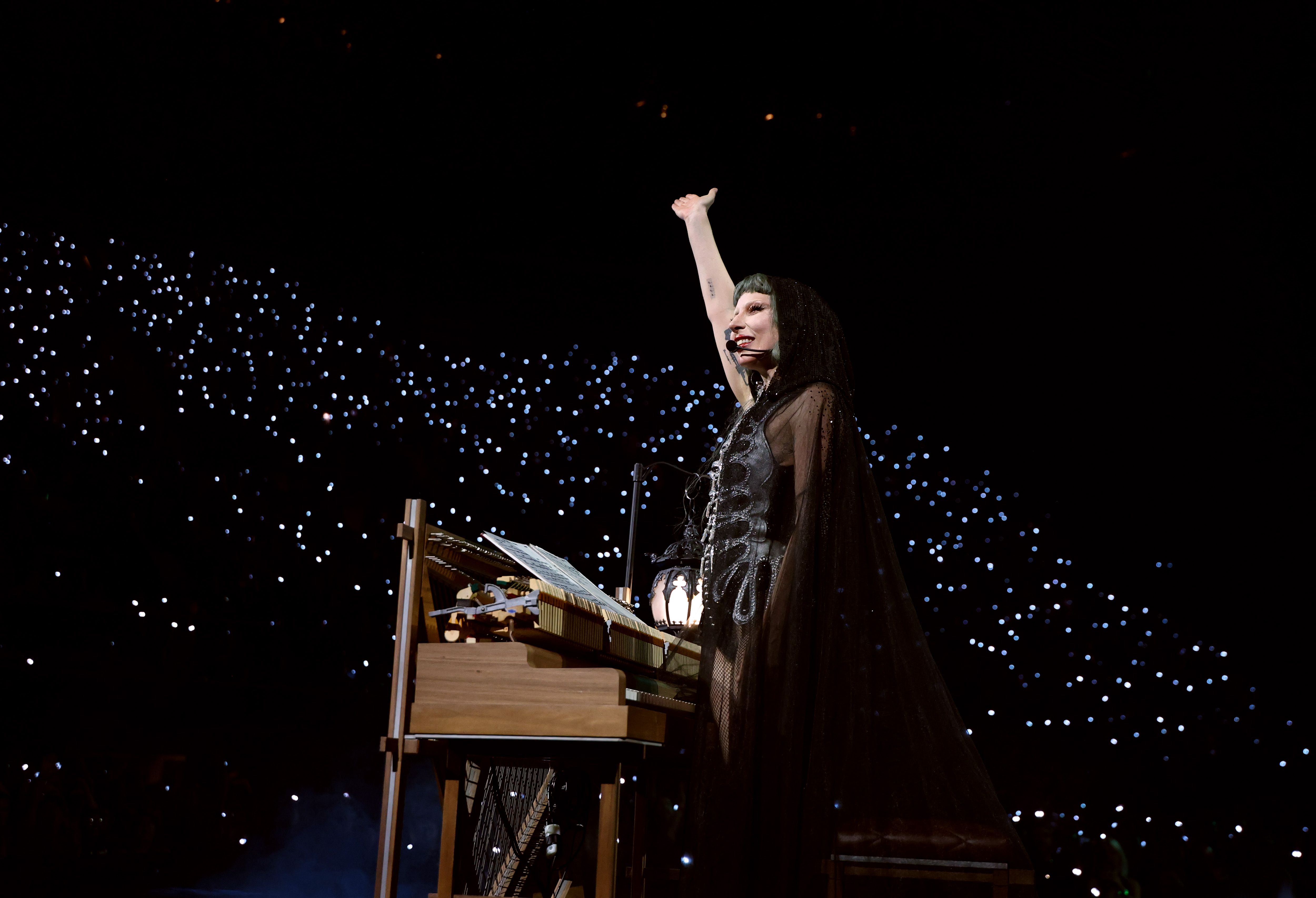 Lady Gaga salue les fans lors du spectacle Mayhem Ball à Inglewood, le 28 juillet 2025 | Source : Getty Images