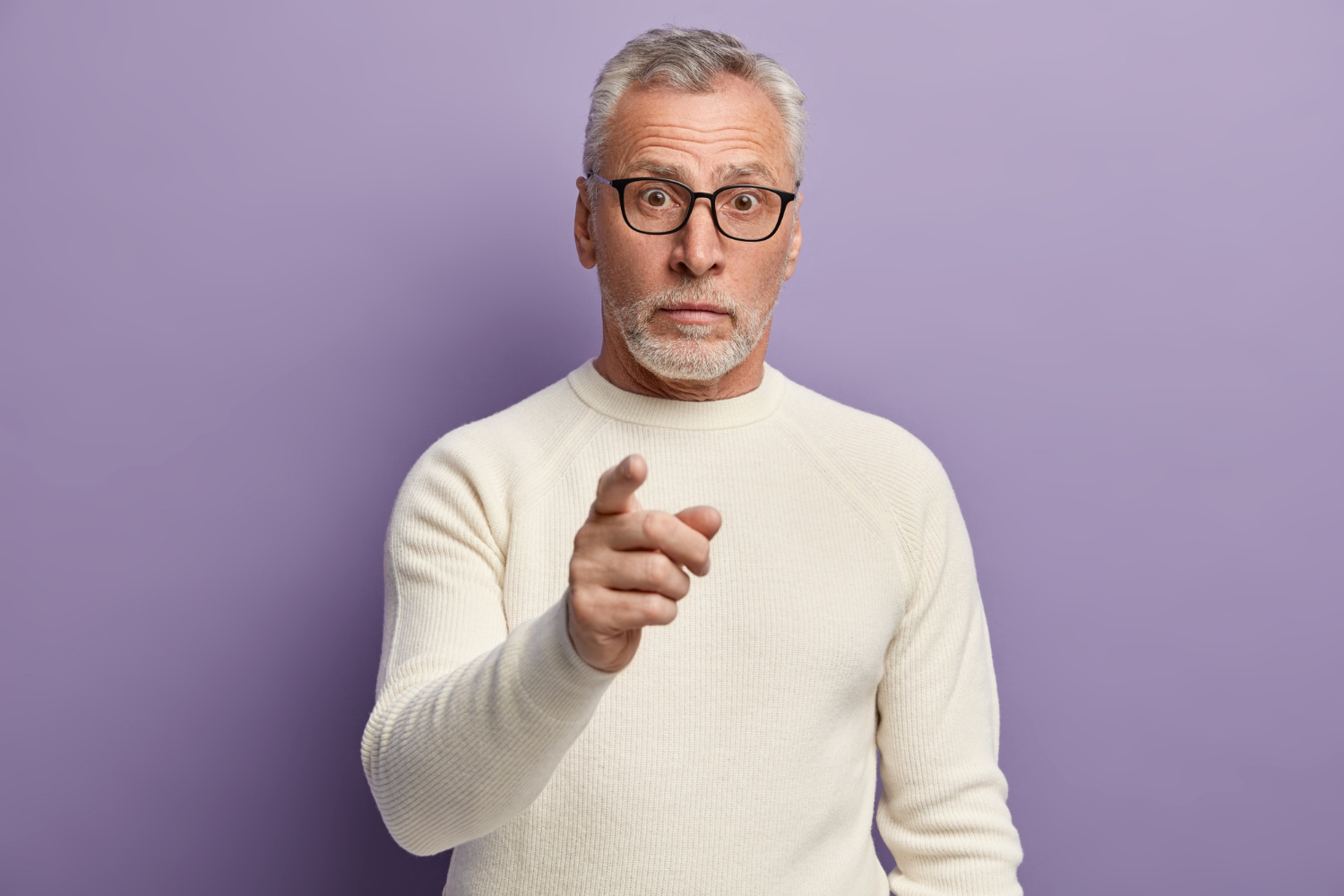 Un homme qui pointe son doigt | Source : Freepik