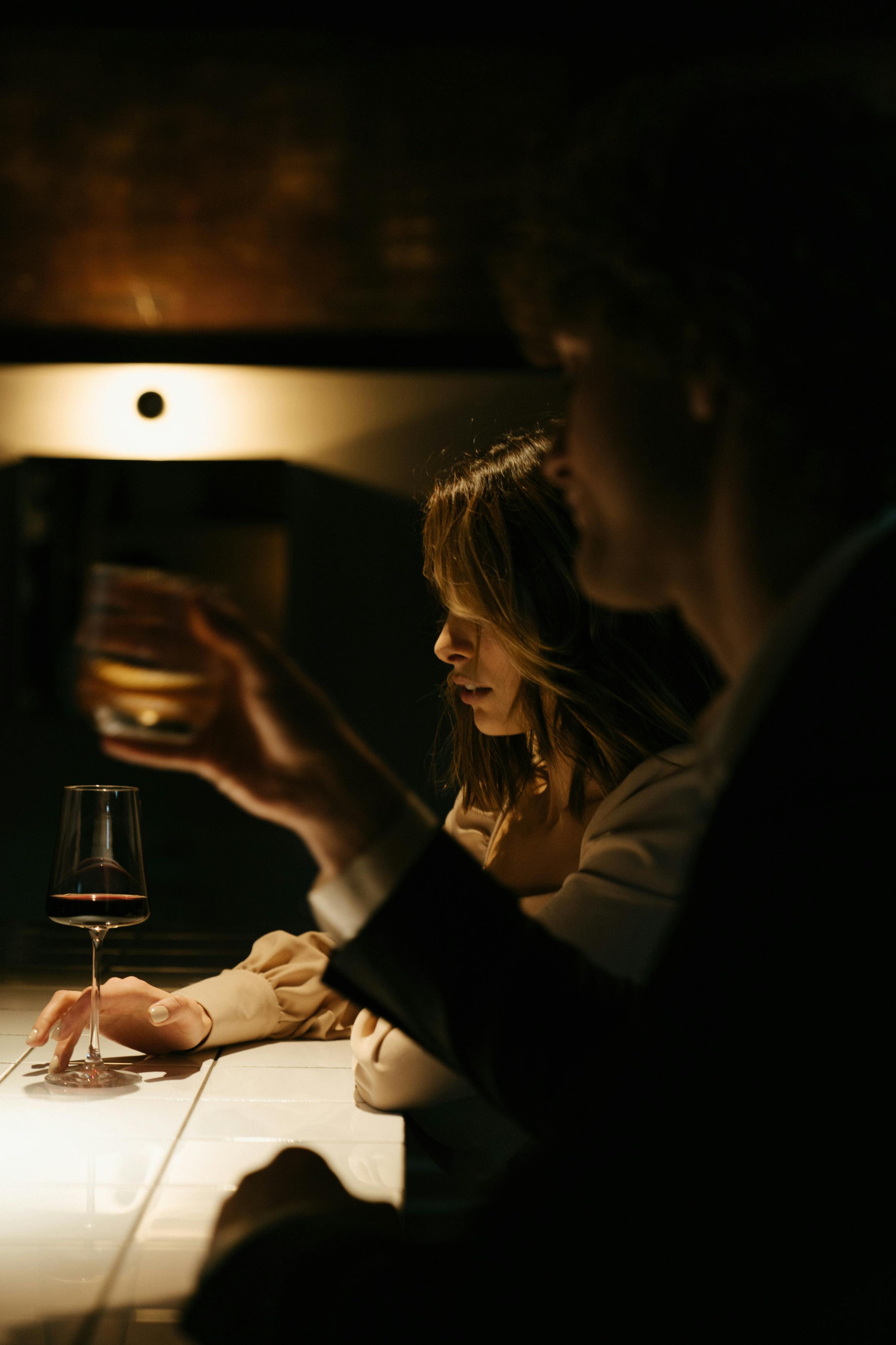 Un couple assis au restaurant | Source : Pexels