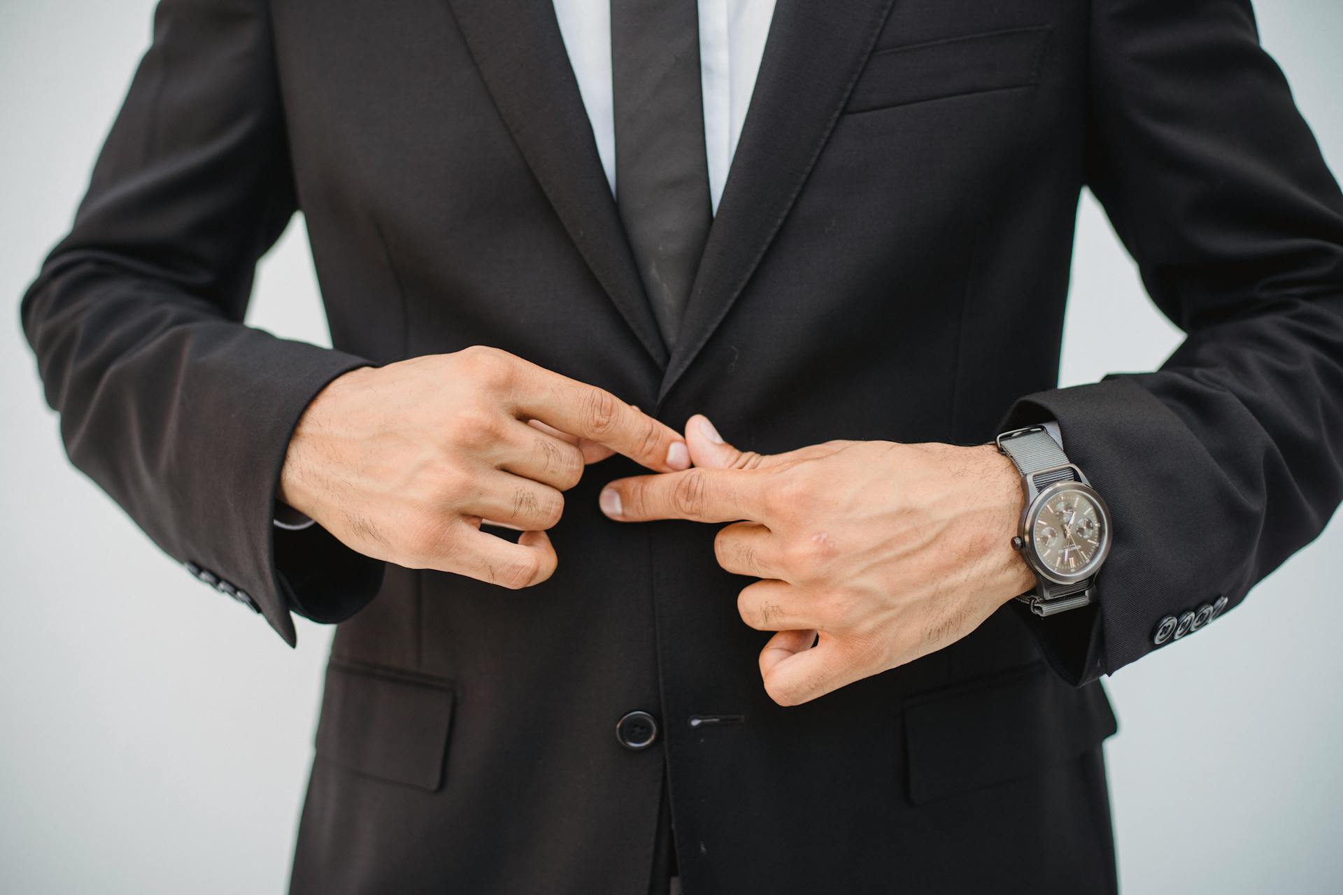 Gros plan d'un homme en costume noir | Source : Pexels