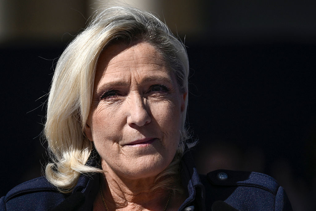 La présidente du groupe parlementaire du Rassemblement national, Marine Le Pen, participe à un rassemblement en sa faveur après avoir été condamnée pour un système d'emplois fictifs au Parlement européen, à Paris, le 6 avril 2025.(Photo par JULIEN DE ROSA / AFP) (Photo par JULIEN DE ROSA/AFP via Getty Images)