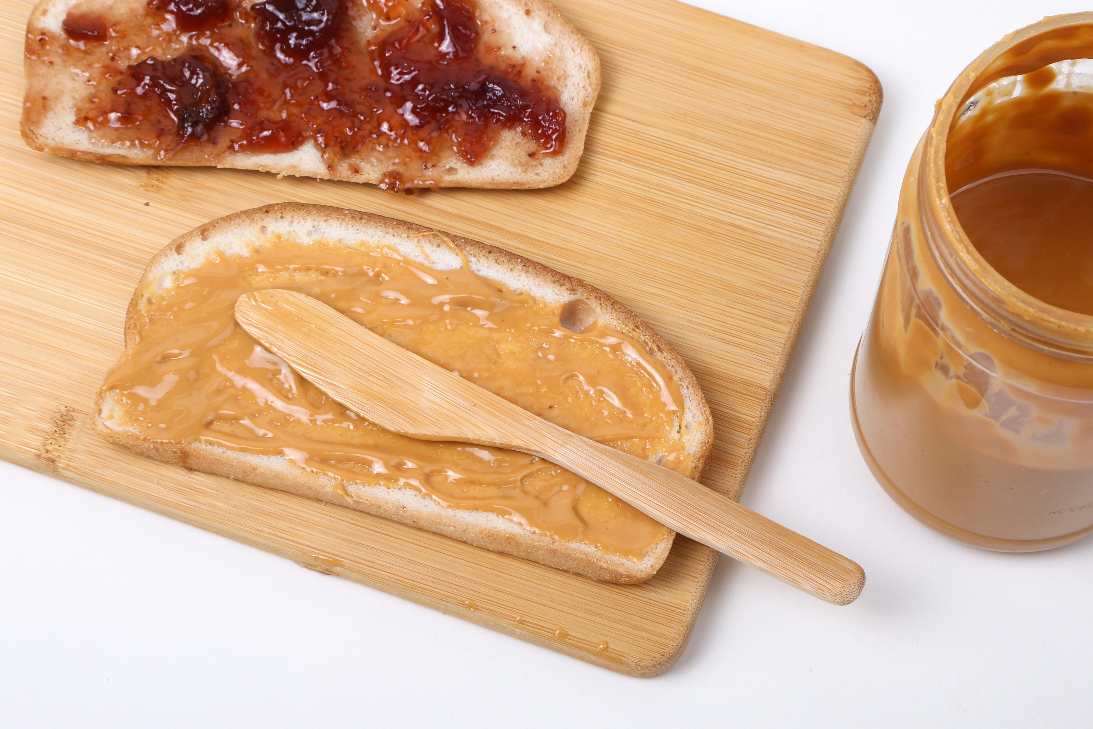 Beurre de cacahuète et confiture sur des tranches de pain | Source : Unsplash