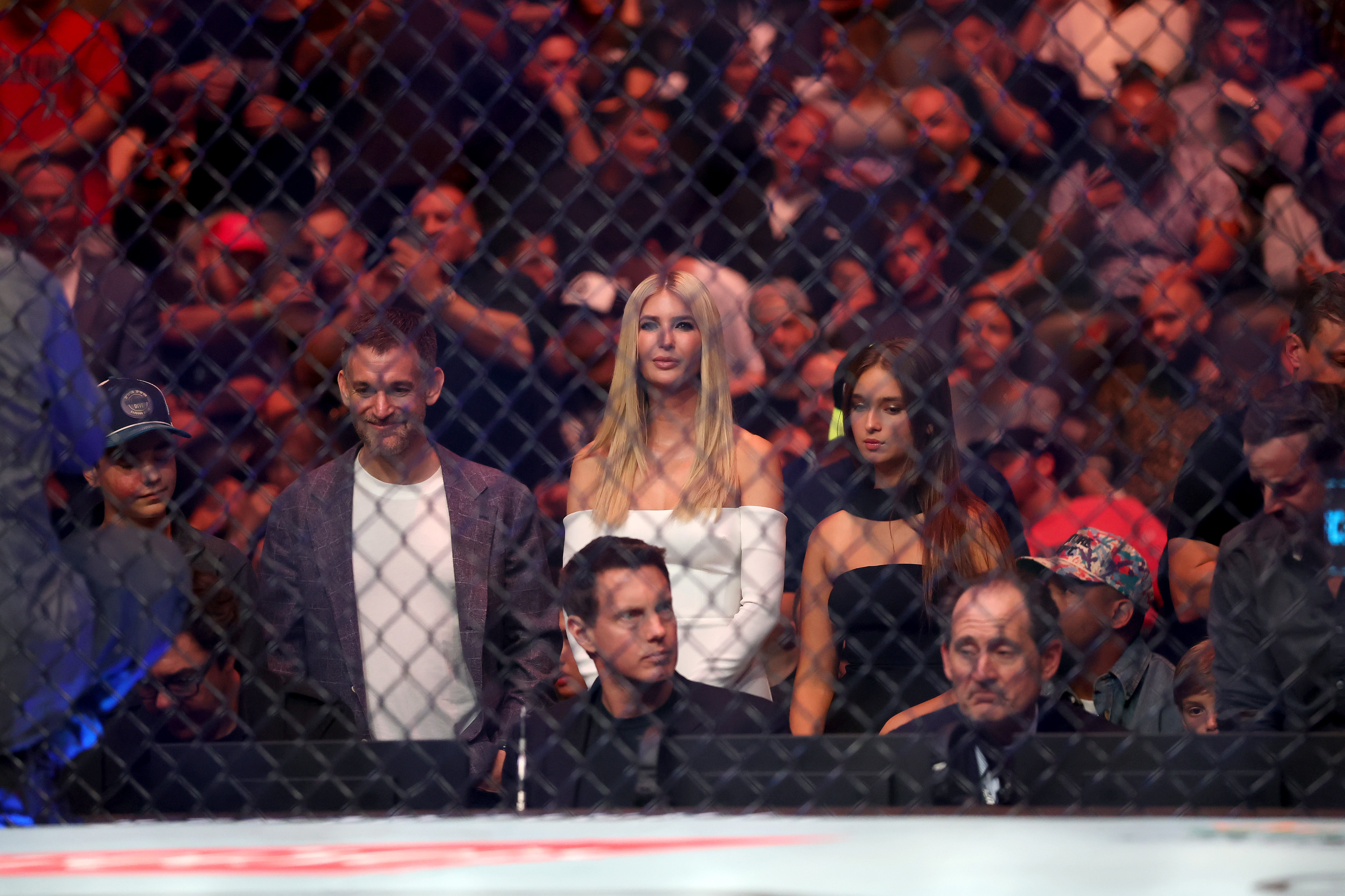 Ivanka Trump et Arabella Rose regardent pendant l'UFC 316 au Prudential Center à Newark, New Jersey, le 7 juin 2025 | Source : Getty Images