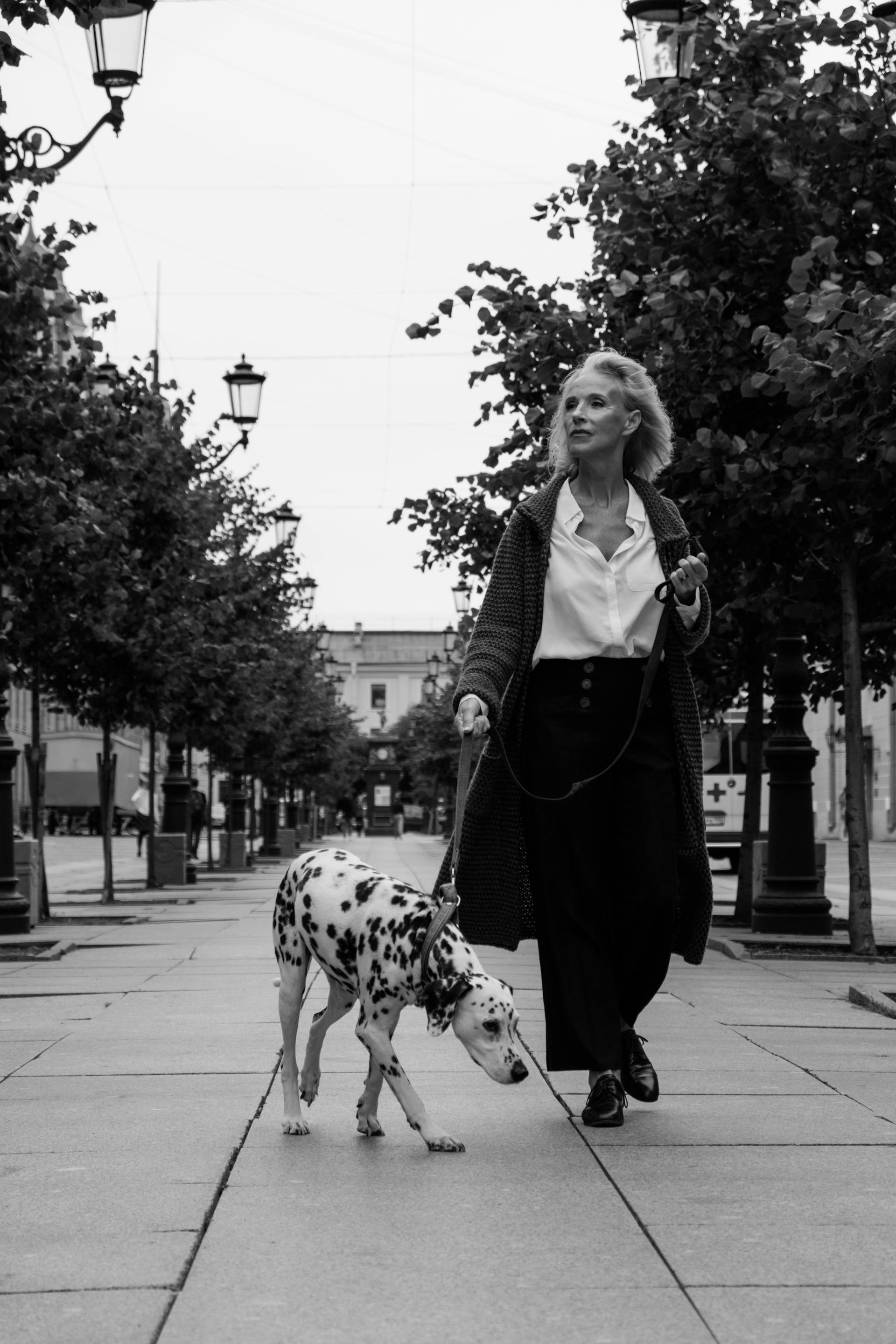 Une femme promenant un chien | Source : Pexels