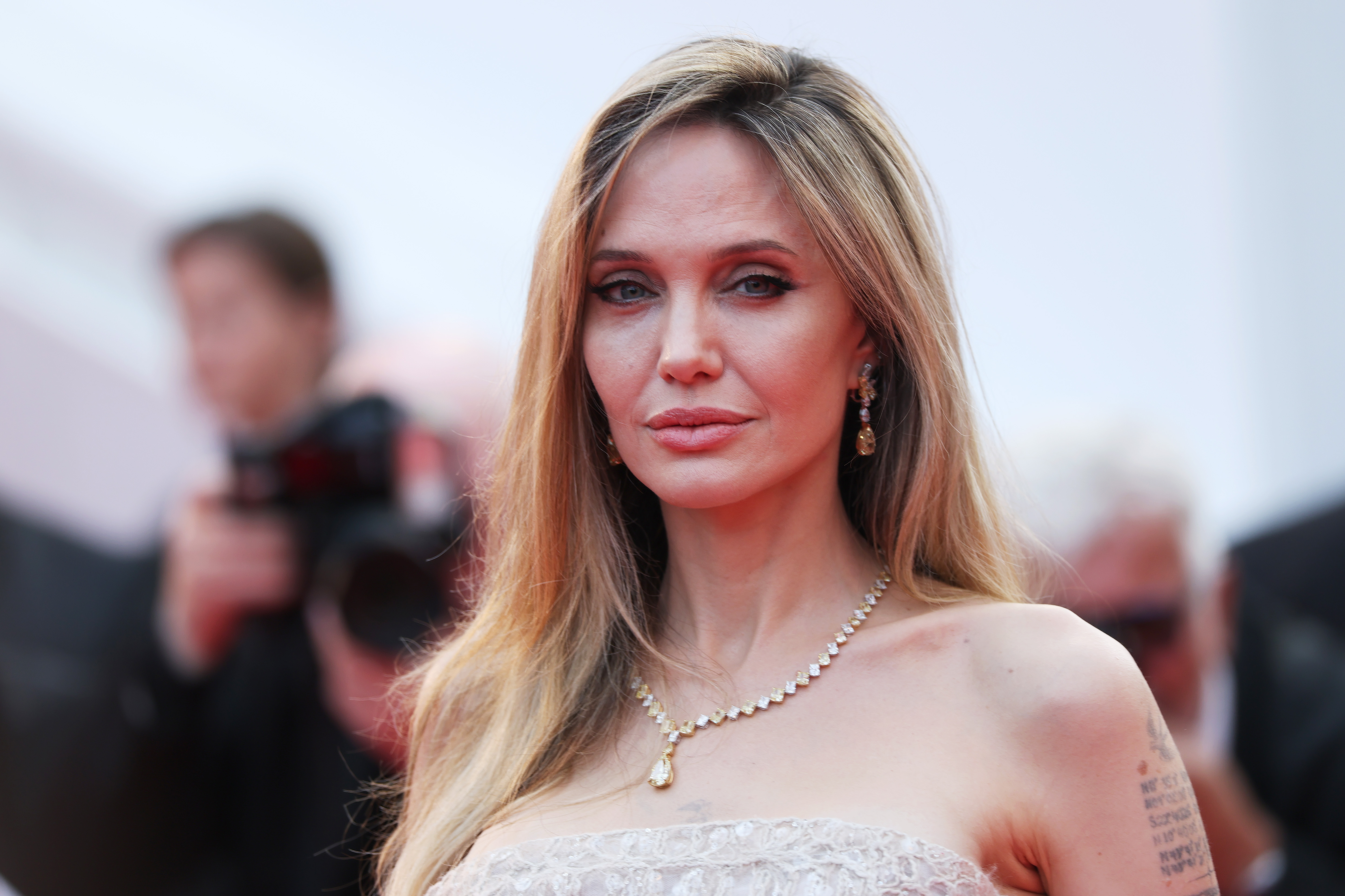 Angelina Jolie assiste à la cérémonie « Eddington » sur le tapis rouge du 78e Festival de Cannes au Palais des Festivals, le 16 mai 2025 à Cannes, en France I Source : Getty Images