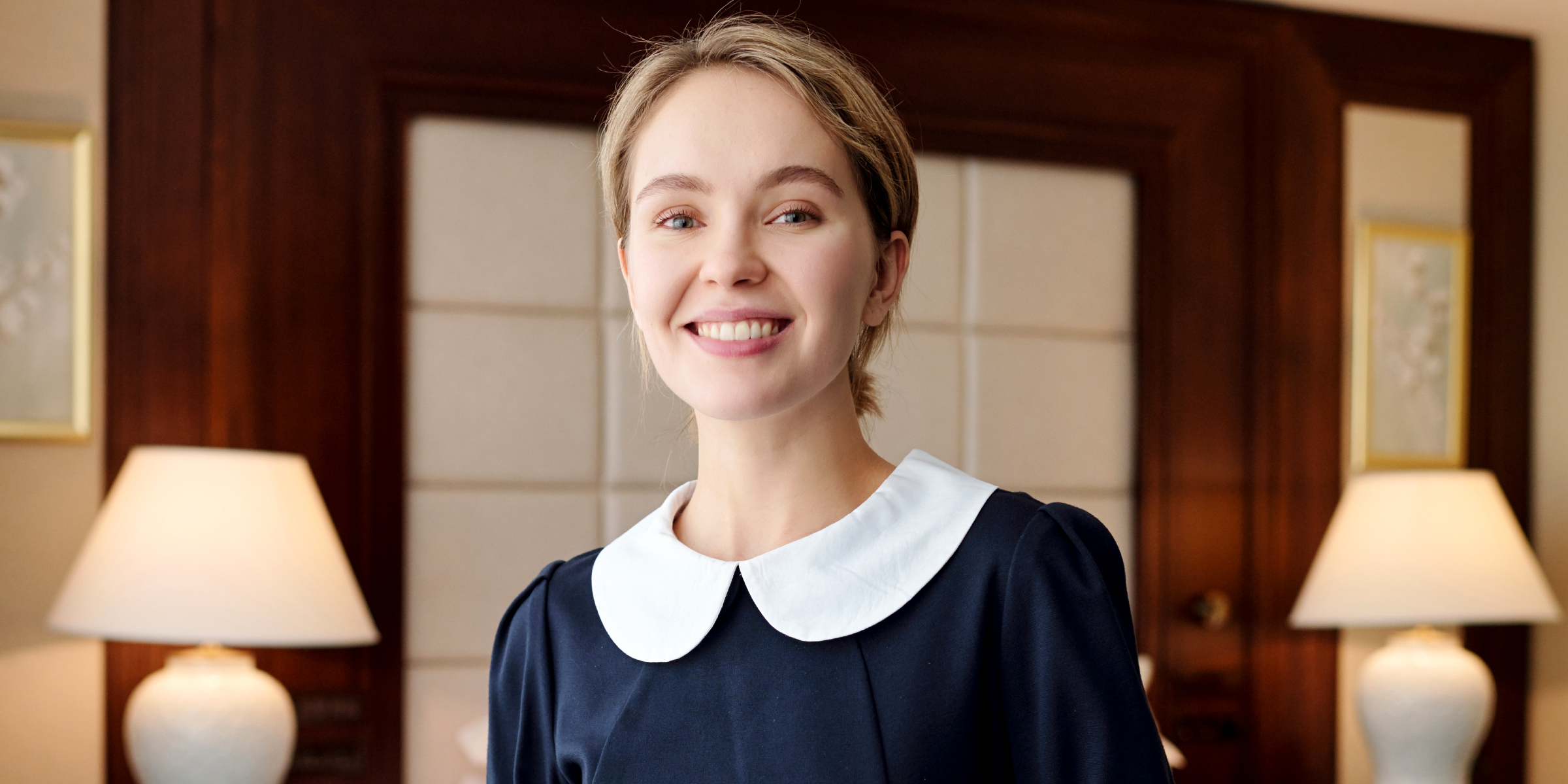 Une jeune et jolie femme de chambre | Source : Shutterstock