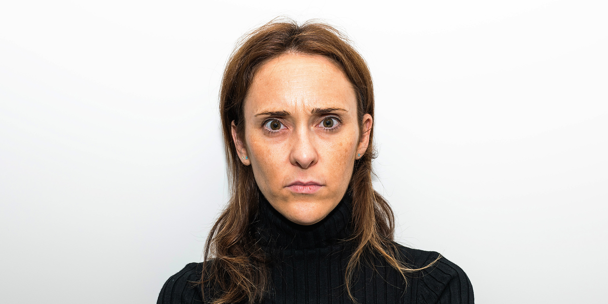 Une femme qui regarde droit devant elle | Source : Shutterstock