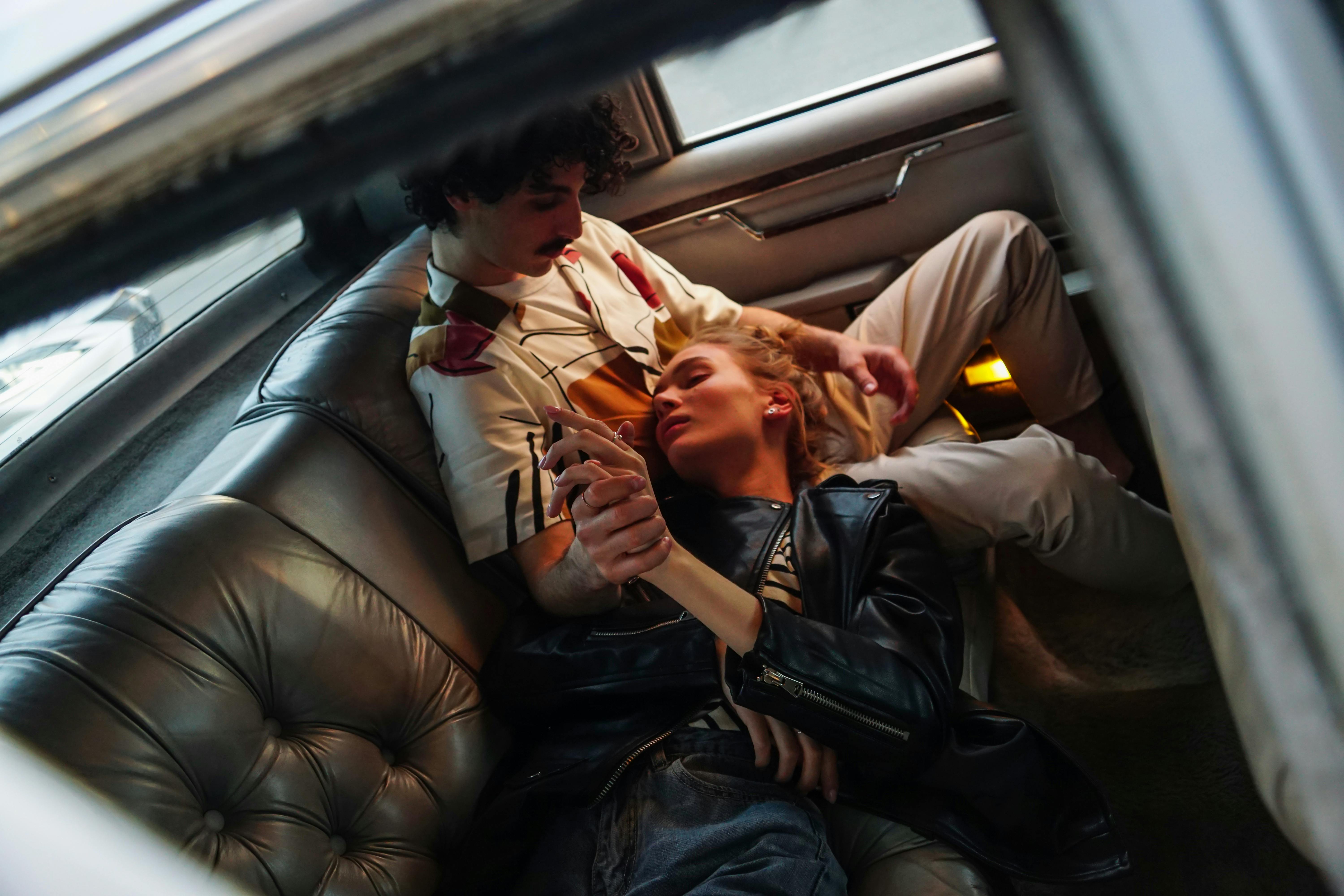 Une femme allongée sur les genoux d'un homme à l'intérieur d'une voiture | Source : Pexels