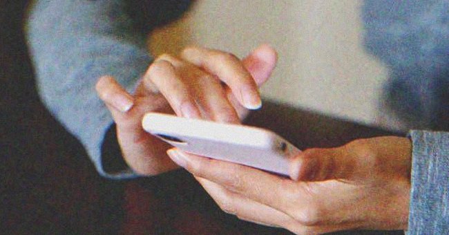 Une femme tenant un téléphone | Source : Shutterstock